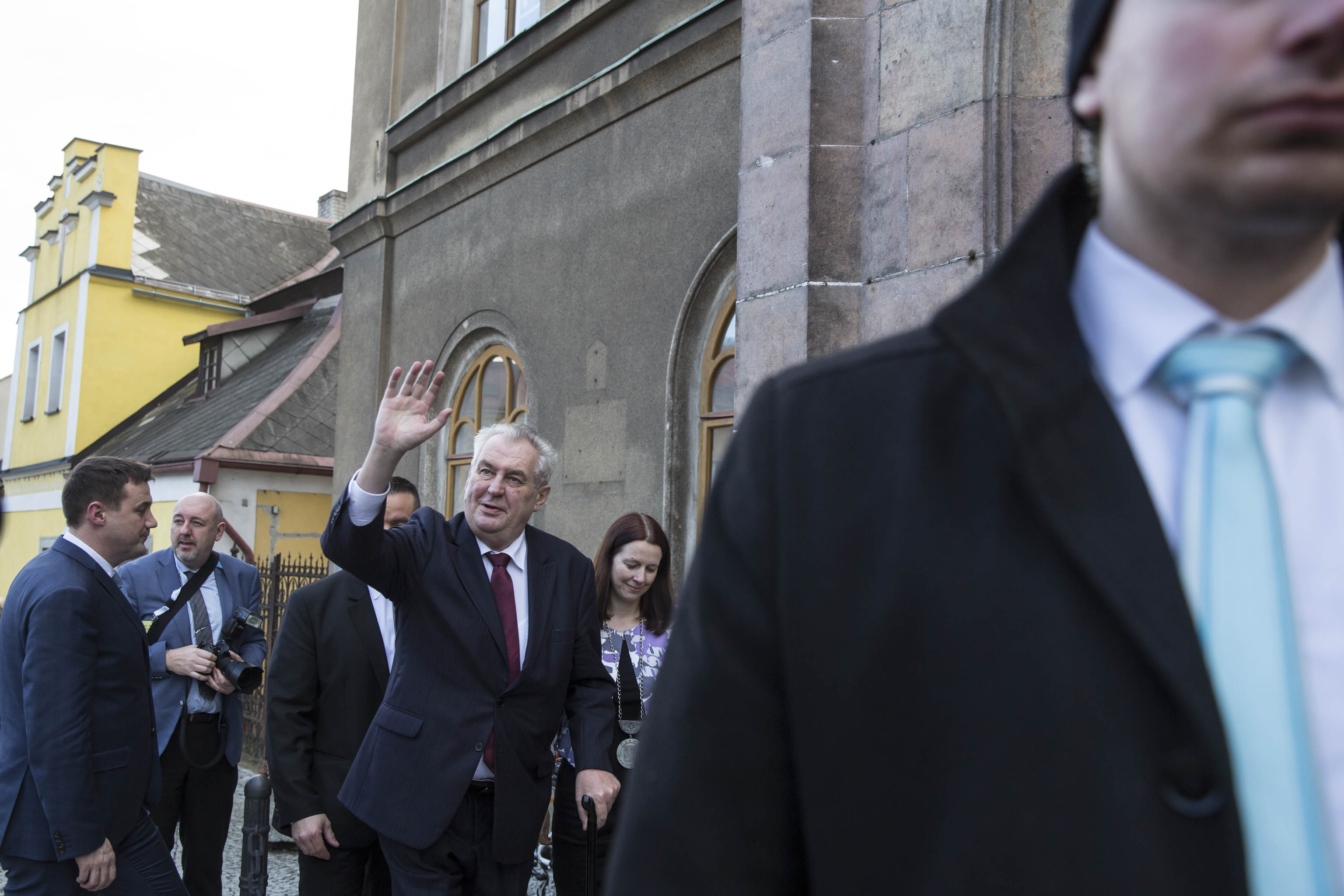 Miloš Zeman zdraví občany před radnicí v Semilech