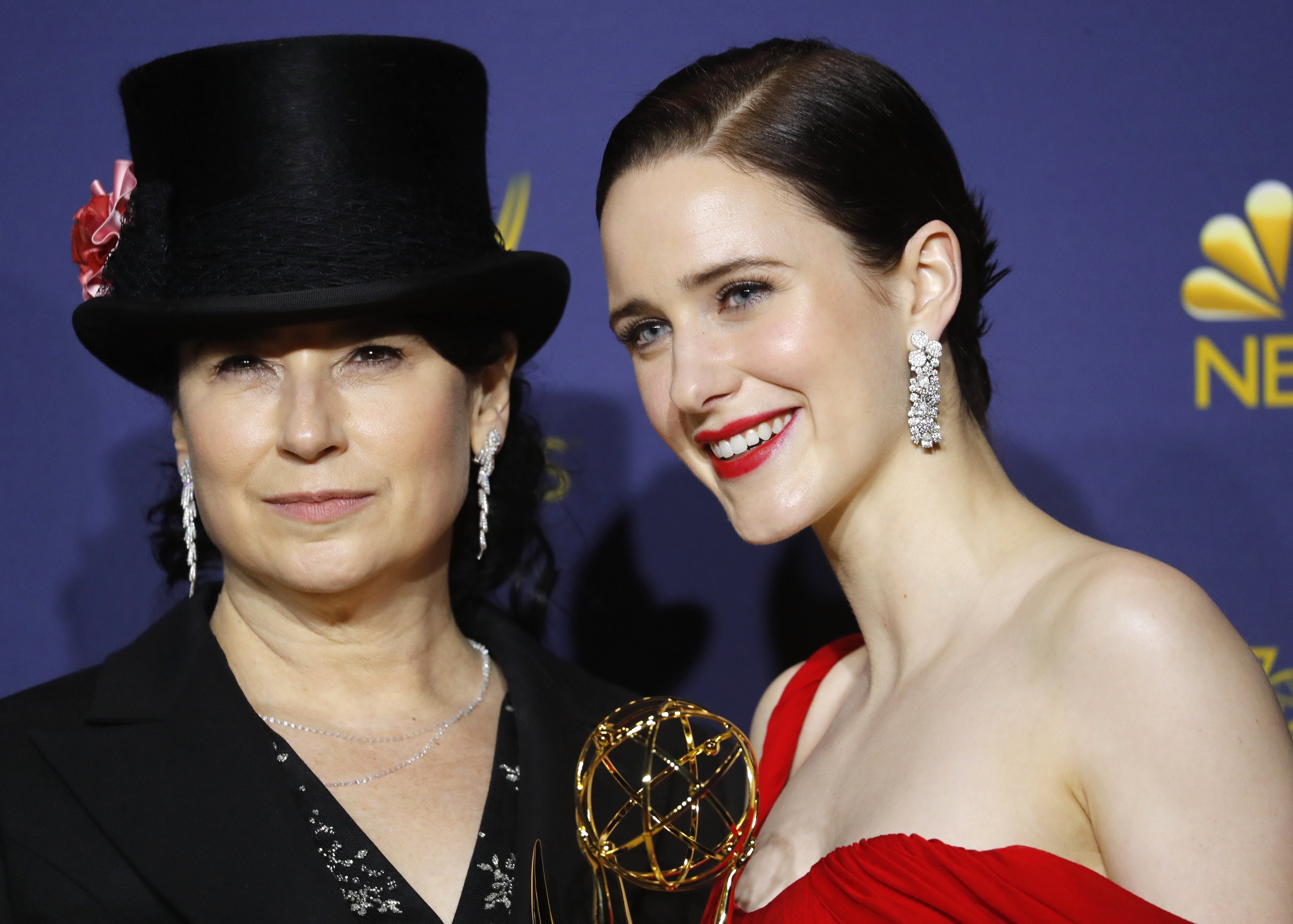 Emmy 2018: Amy Sherman-Palladino (vlevo) a Rachel Brosnahan. Scenáristka a hlavní hrdinka vítězného komediálního seriálu The Marvelous Mrs. Maisel