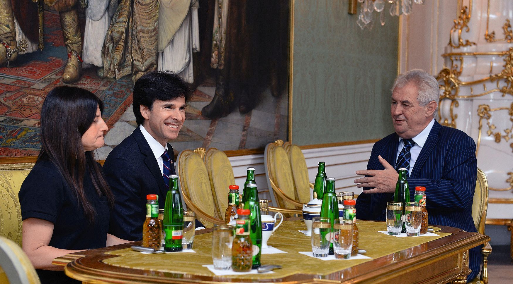 Prezident Miloš Zeman převzal 30. září 2015 v Praze pověřovací listiny od nového amerického velvyslance v Česku Andrewa Schapira
