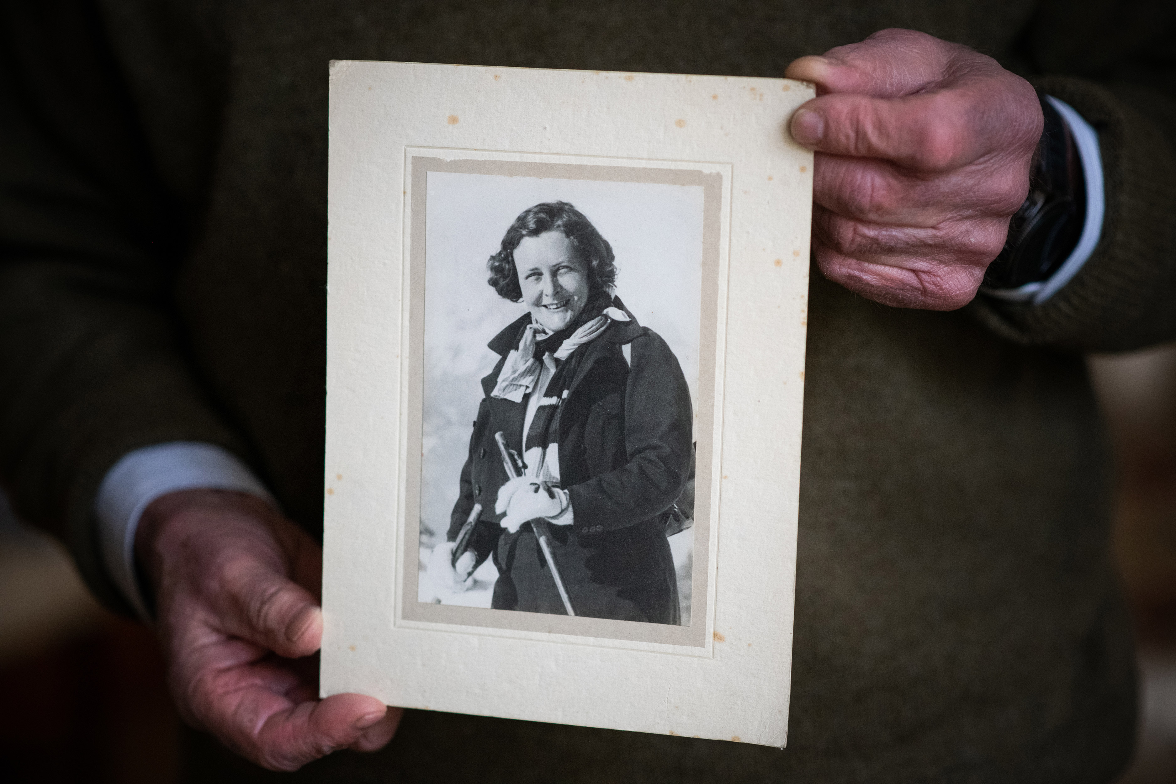 Henry Warriner s fotografií své tety Doreen Warrinerové.