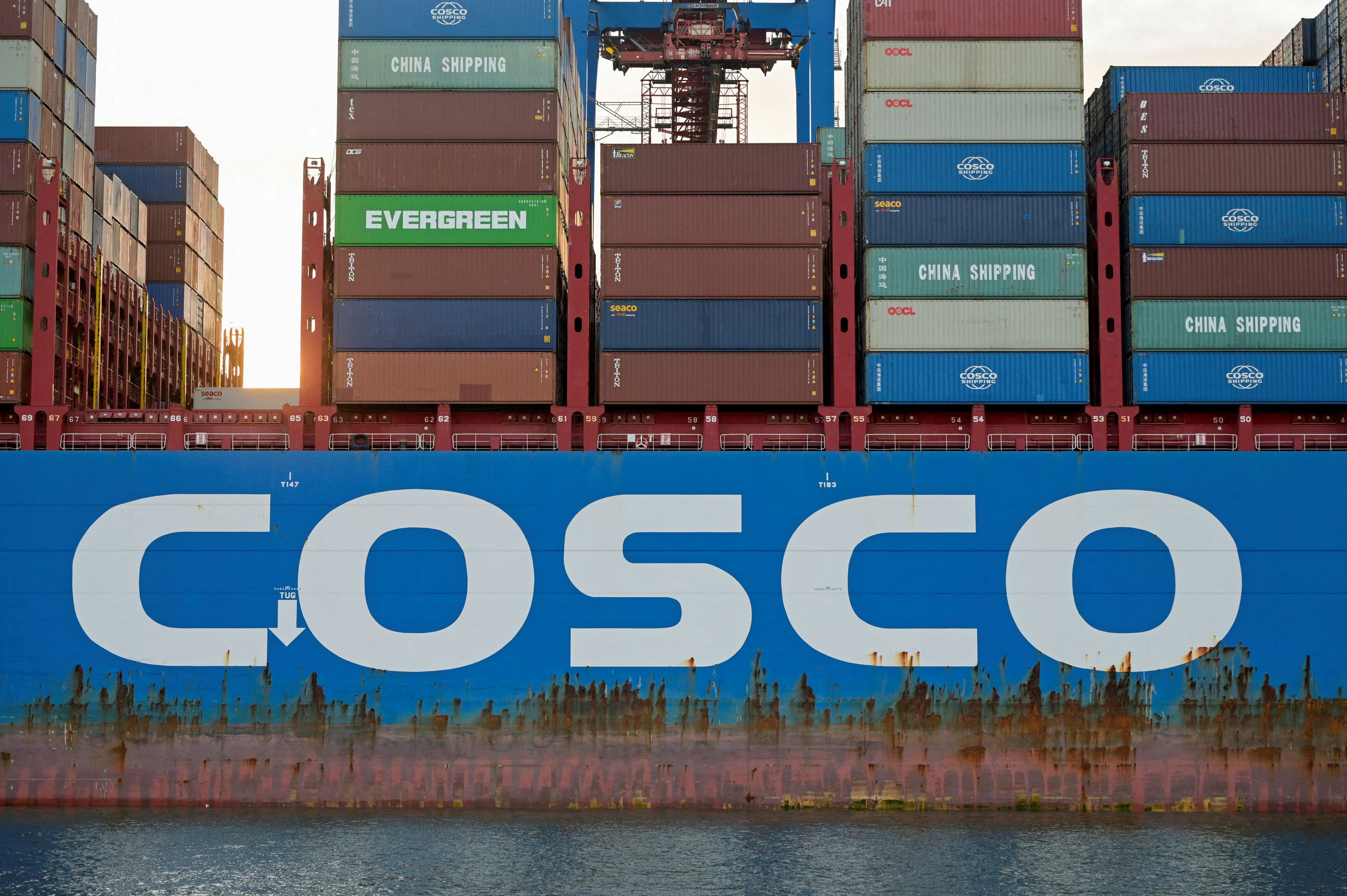 Loď společnosti Cosco v hamburském přístavu