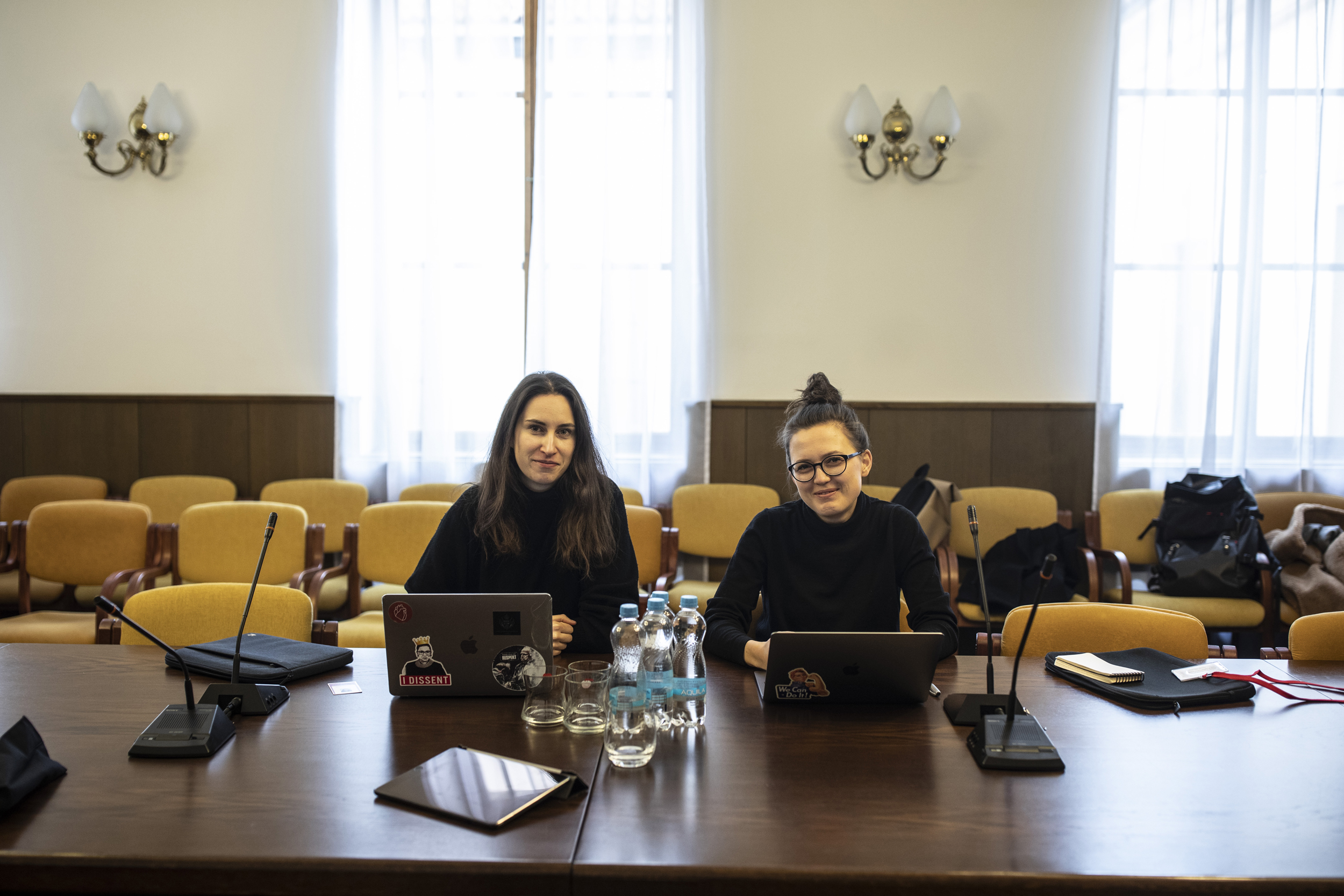 Andrea Procházková a Bára Chaloupková ve sněmovně