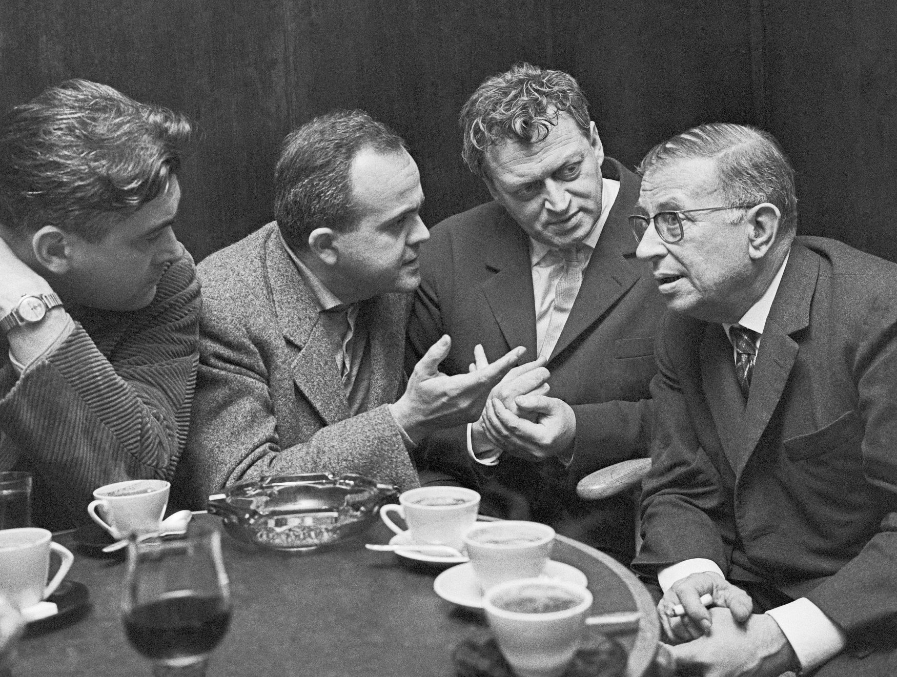 Rok 1963 v pražském Tylově divadle: zleva režisér Jan Strejček, A. J. Liehm, Martin Růžek a Jean-Paul Sartre při generálce své hry Vězňové z Altony