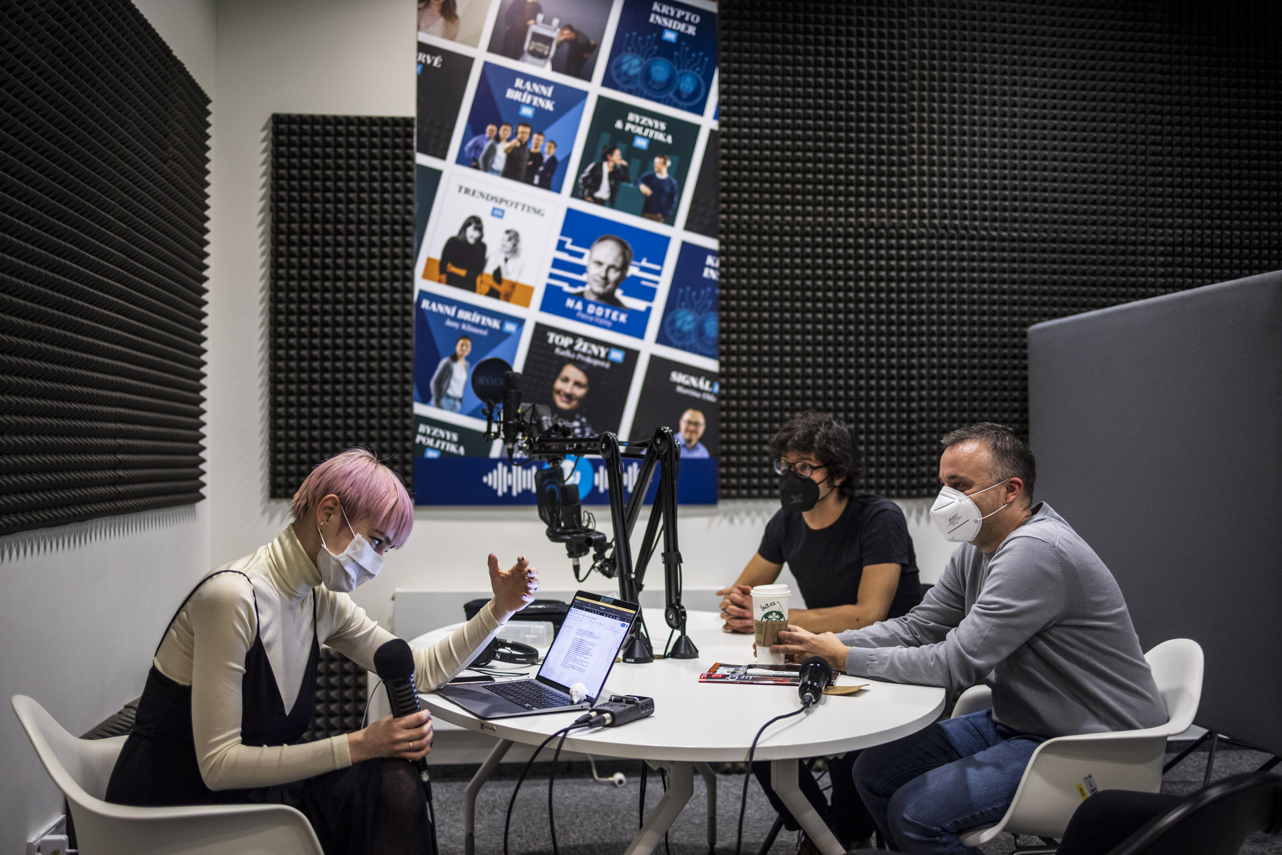 Hana Řičicová nahrává podcast, leden 2022