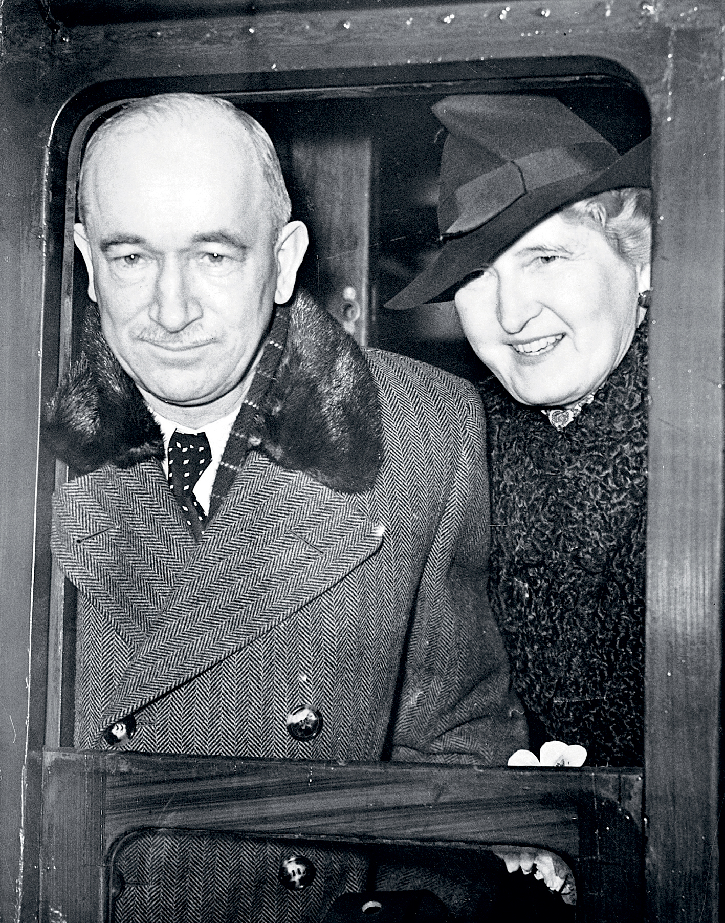 Všechno běží podle plánu. (Prezident Beneš se svojí ženou míří z Londýna do USA, únor 1939)