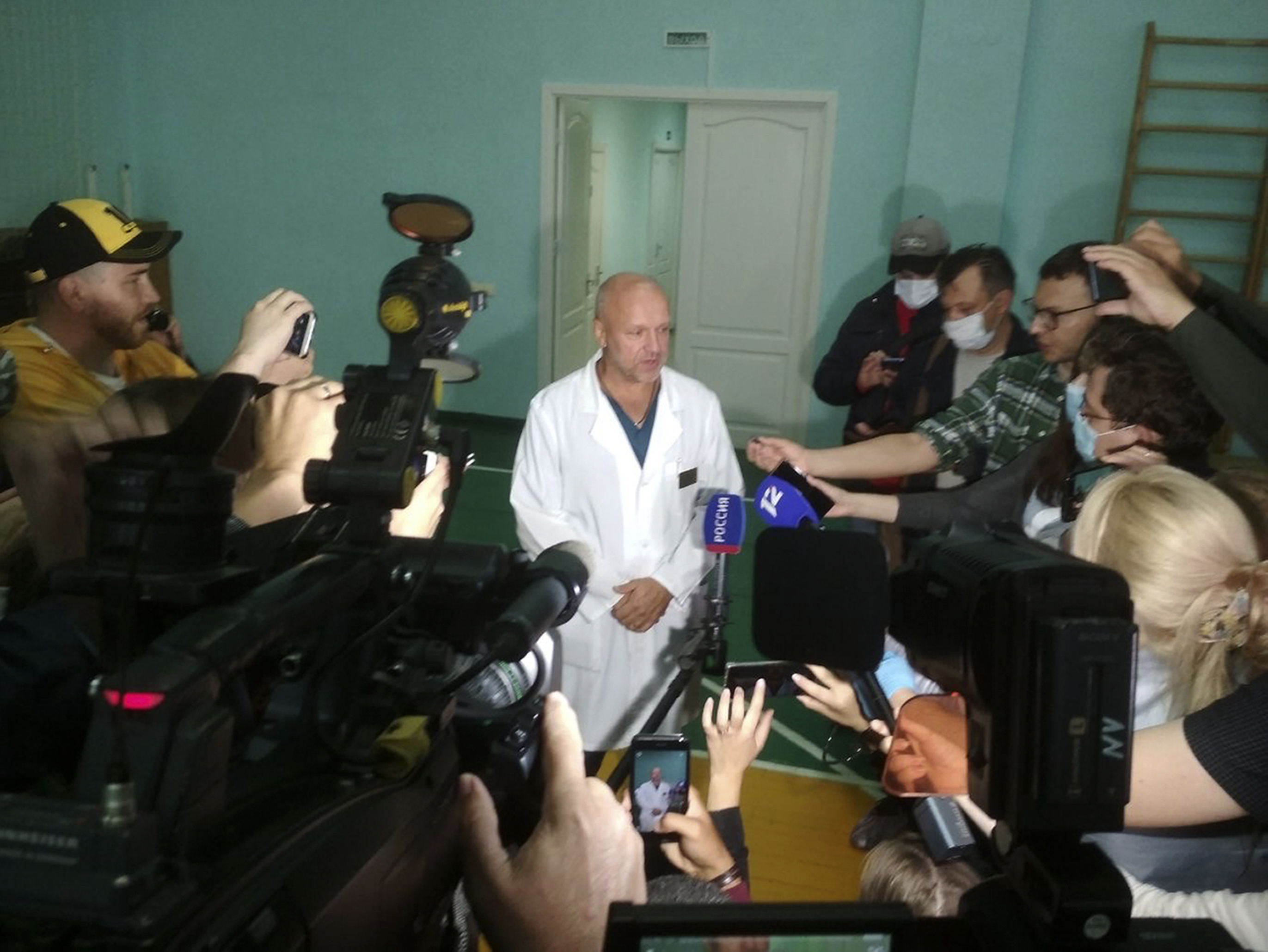 Lékař v nemocnici v Omsku, kde je hospitalitován Navalnyj