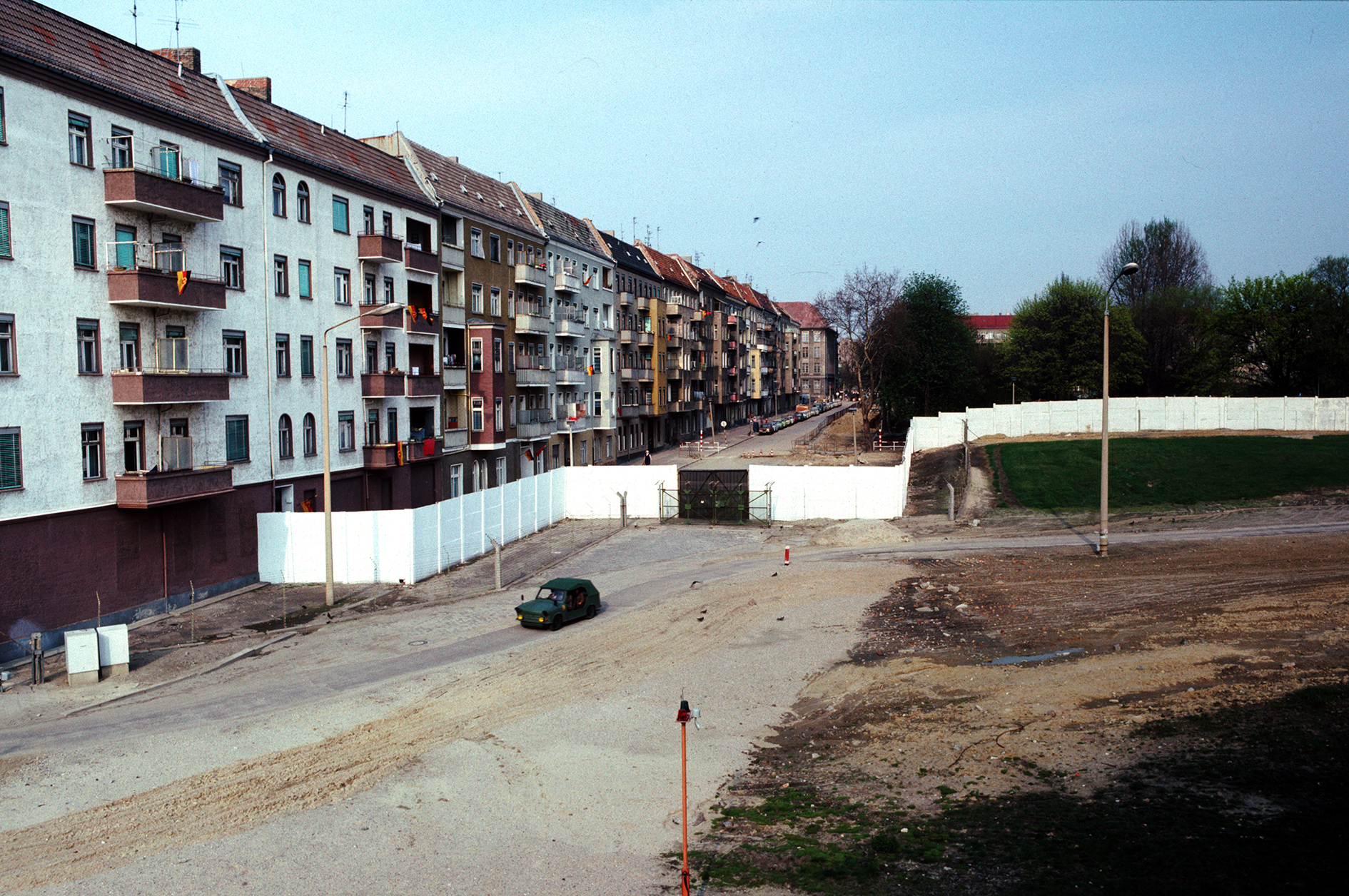Zeď a armádní trabant. (Eberswalder Strasse)