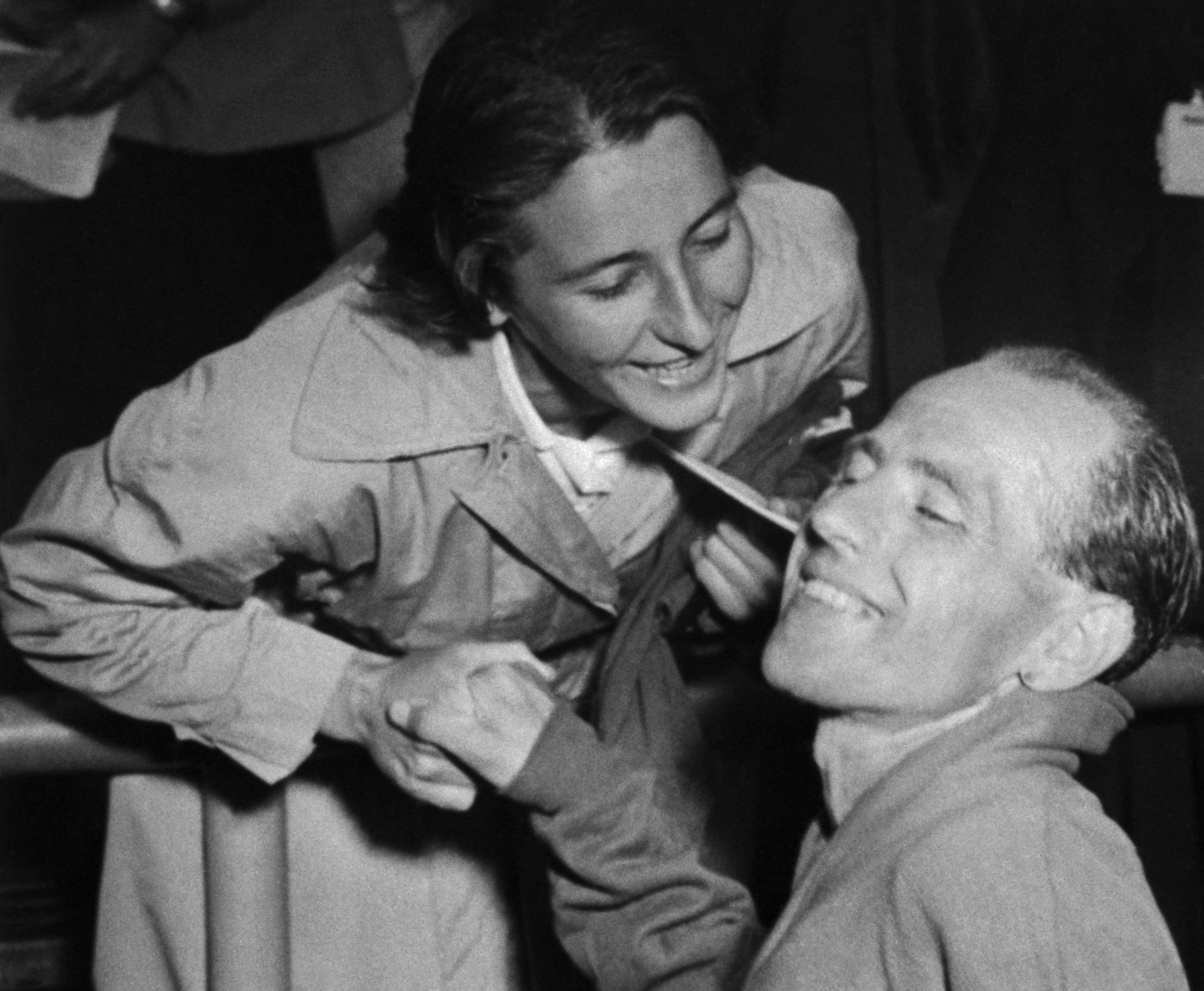 Dana na snímku z 1. července 1952 blahopřeje svému manželovi Emilu Zátopkovi k vítězství v maratonském běhu na olympijských hrách v Helsinkách