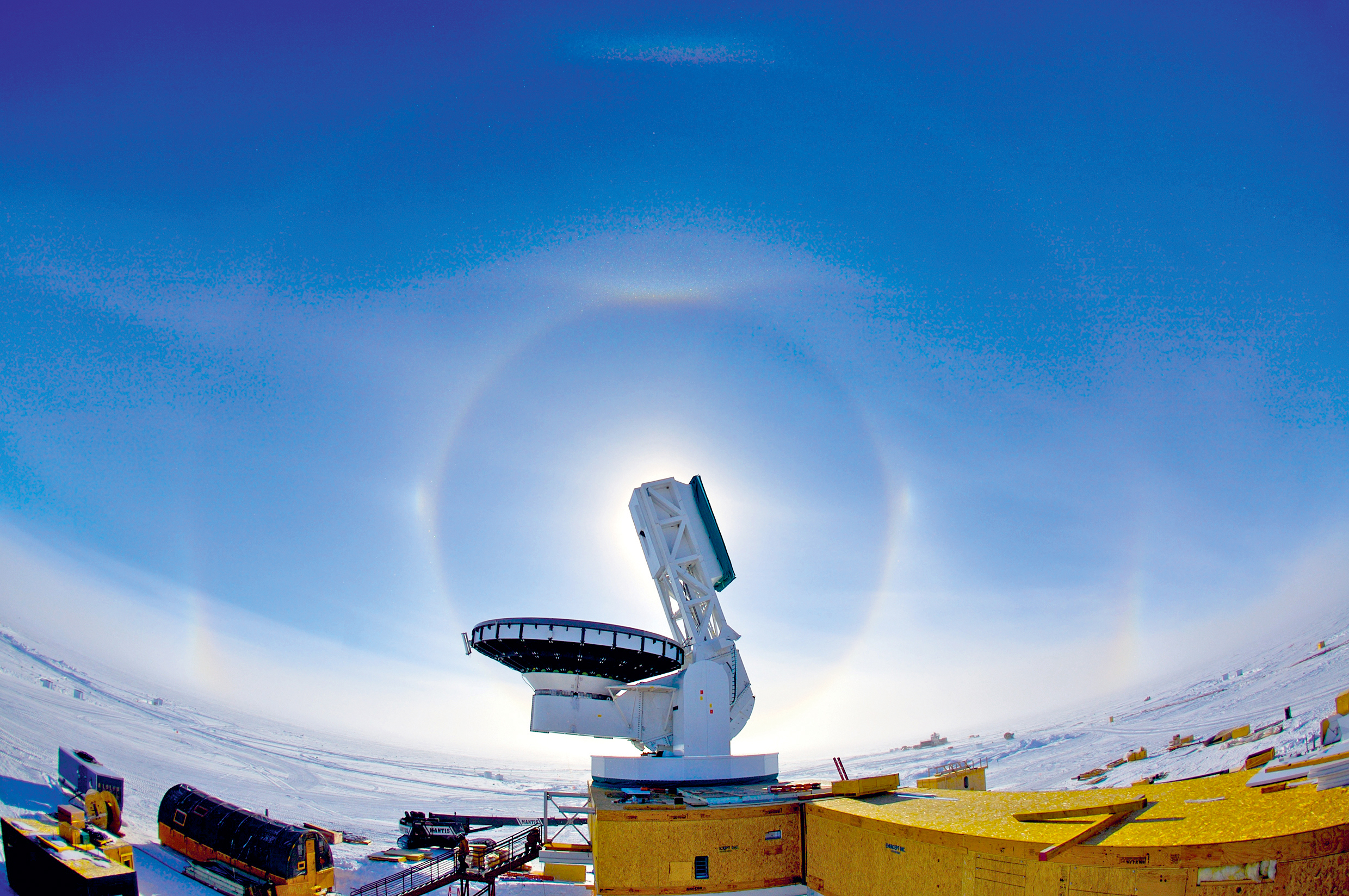 South Pole Telescope (Teleskop jižního pólu) je jednou z osmi observatoří zapojených do projektu EHT.