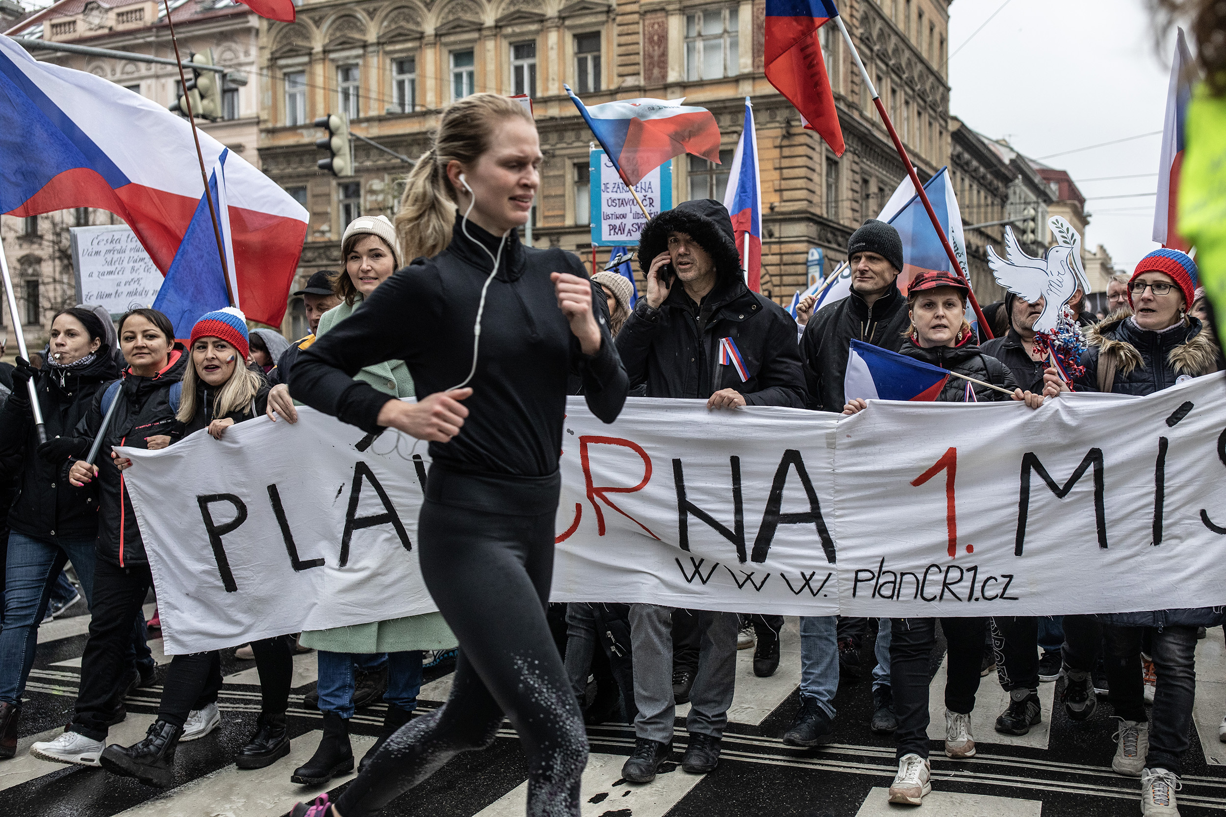 Protestní průvod k budově České televize