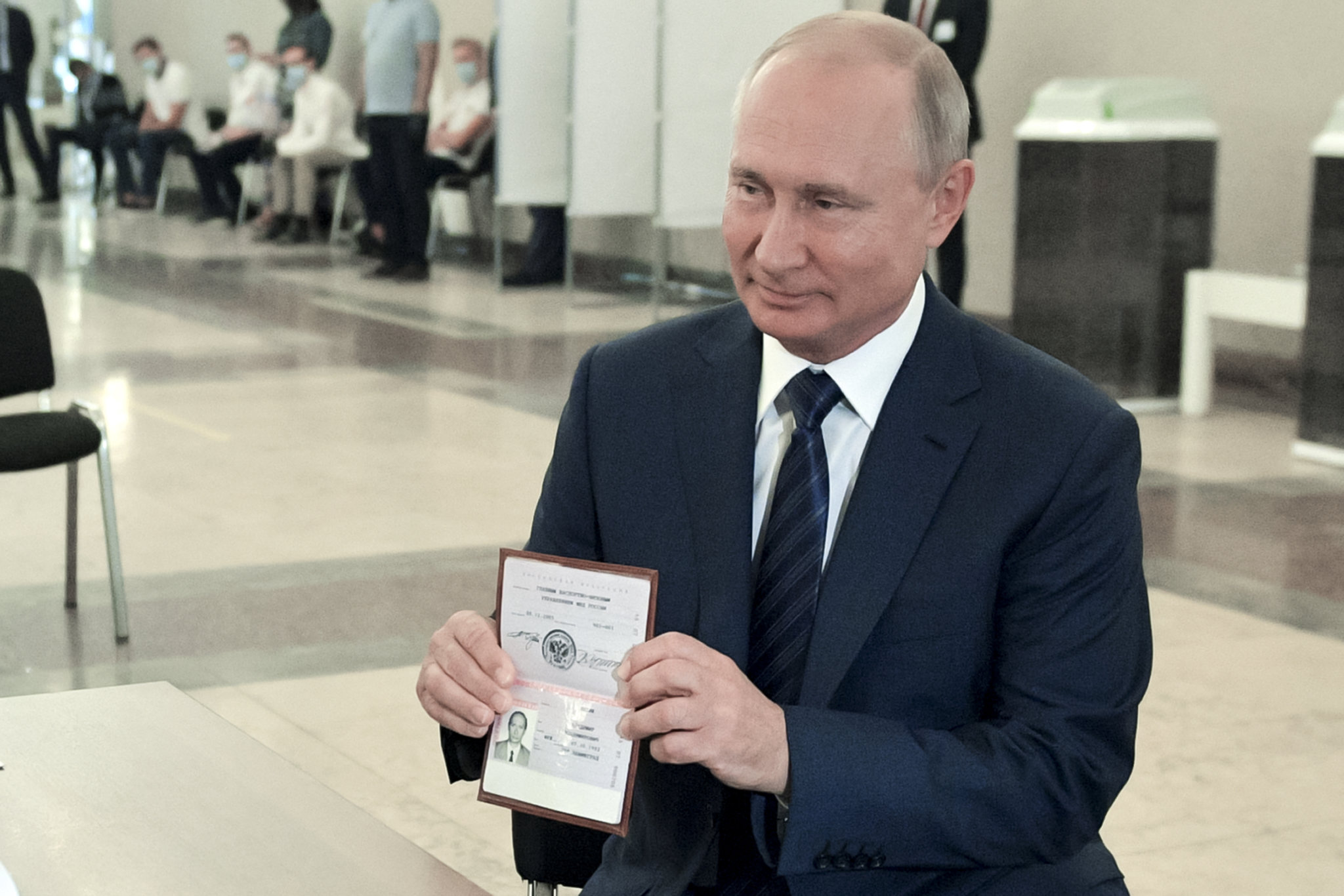 Vladimir Putin hlasuje v referendu