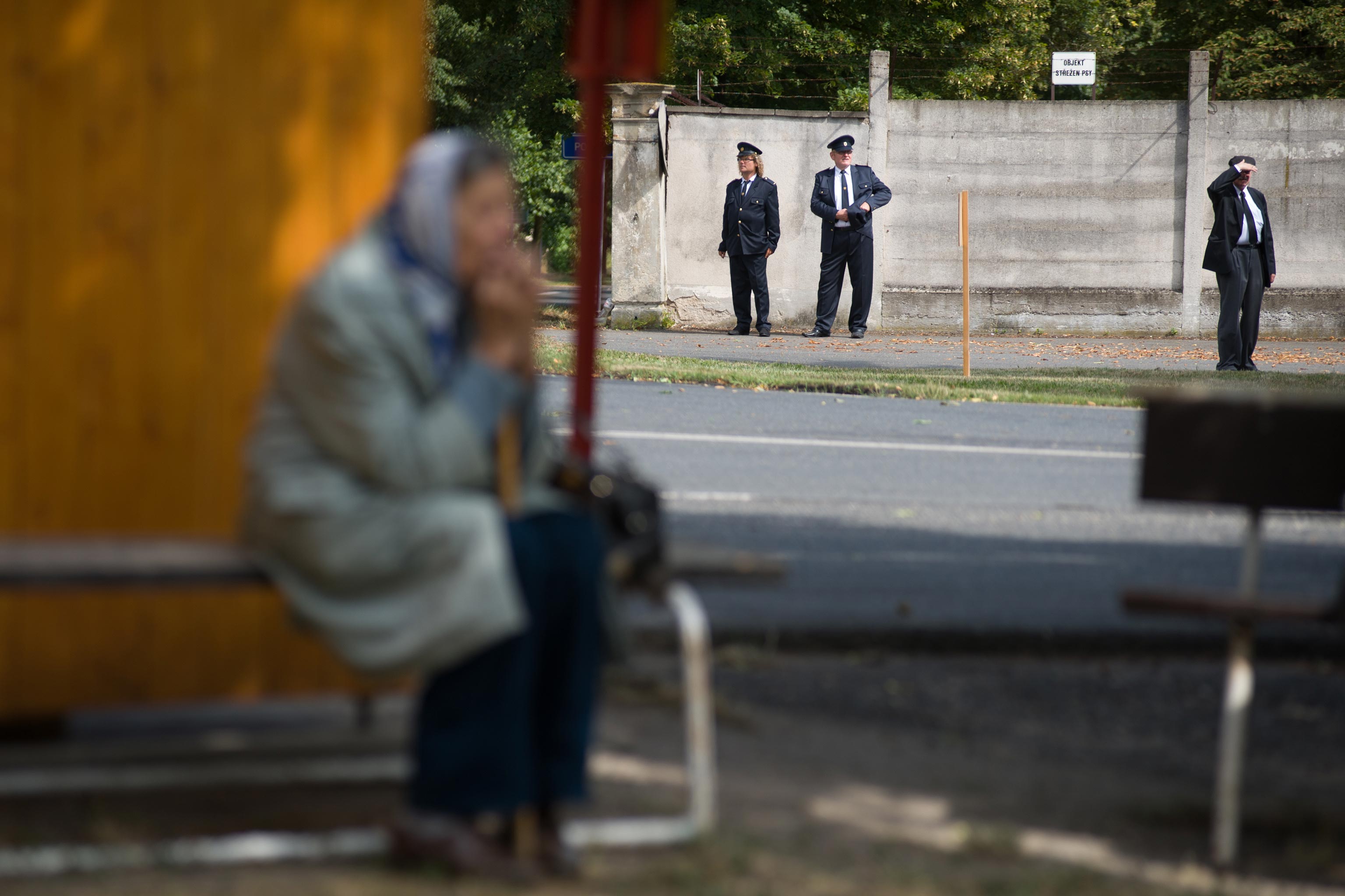 Dobrovolní hasiči hlídají vstup do areálu zámku
