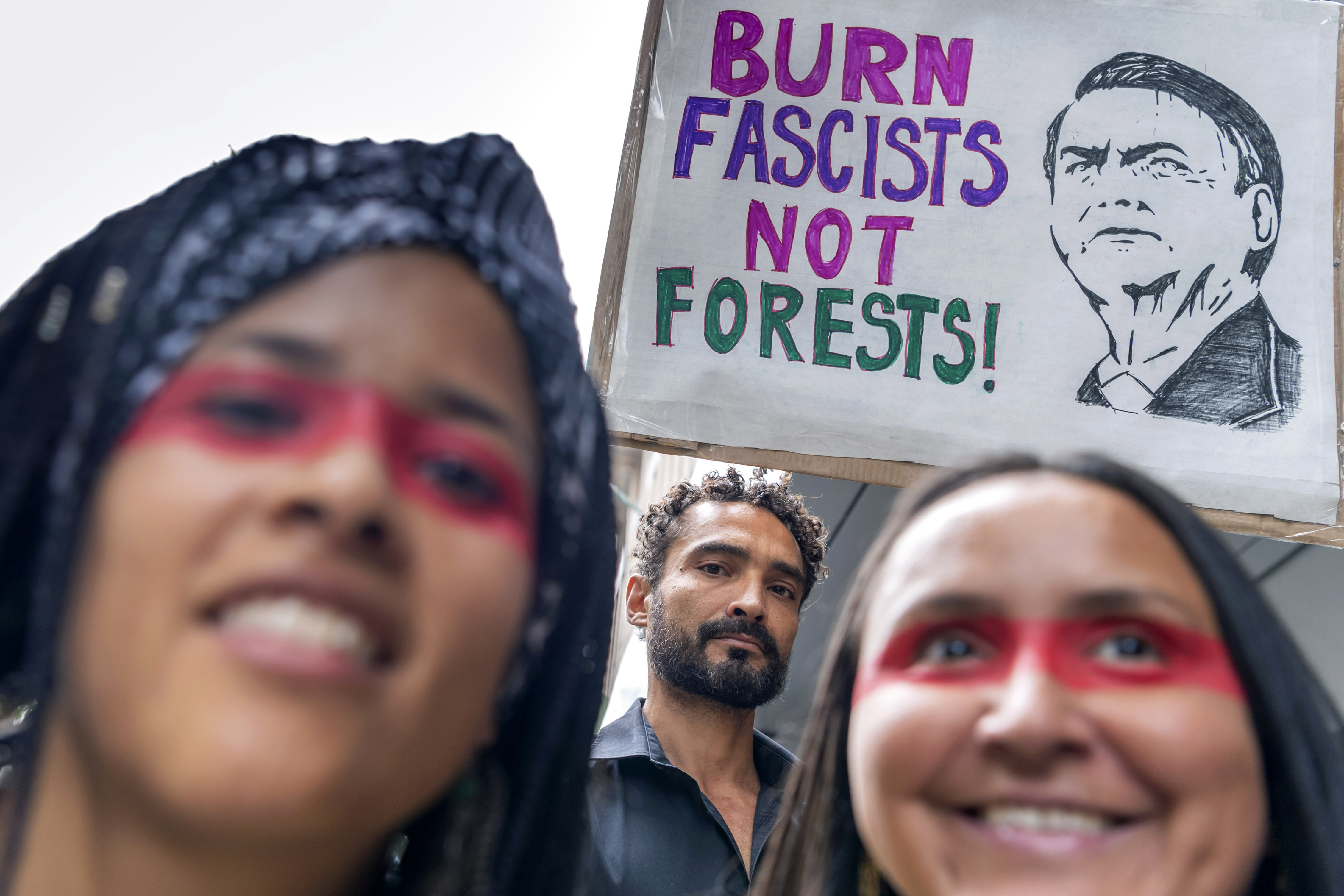 Protesty před brazilským konzulátem v Ženevě