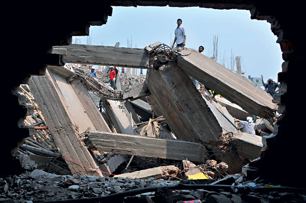 Zřícená továrna Rana Plaza v Bangladéši.