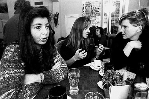 Fotografie: Našly odvahu ke střetu s nadřízeným. (Zleva Monika Makkiehová, Emílie Švehlová a Hana Čechová).