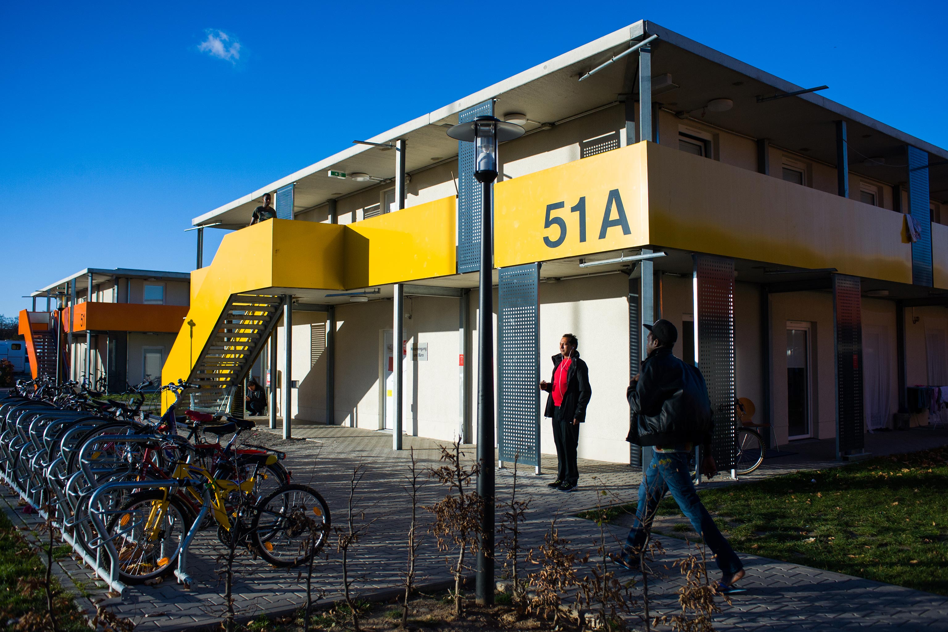 Provizorní dvoupatrové domky postavené v různých čtvrtích Stuttgartu s úmyslem zabránit vzniku cizineckých ghett.