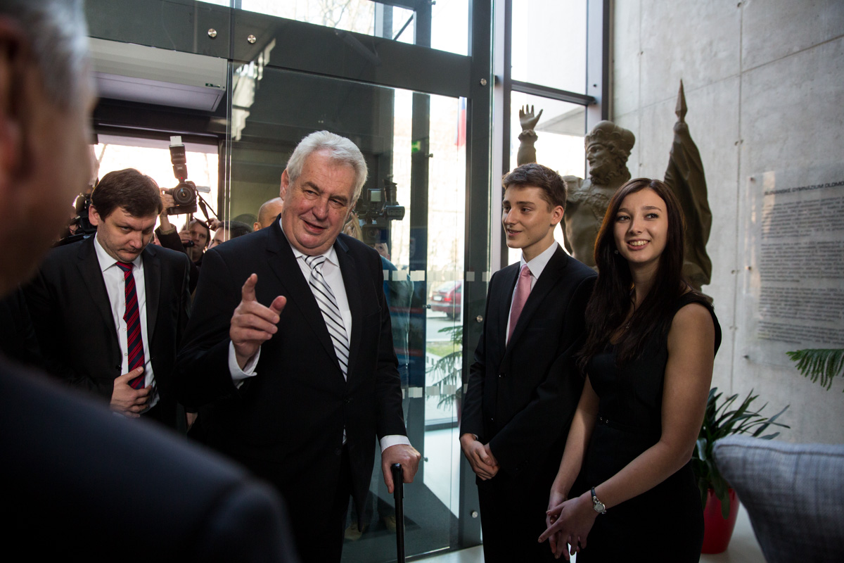 Miloš Zeman přichází na debatu se studenty Slovanského gymnázia v Olomouci