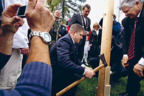 Fotografie: Robert Fico na oslavách prvního máje, Liptovský Mikuláš, 2006. - Autor: Andrej Bán