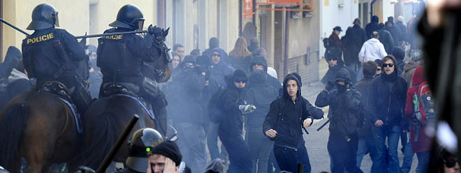 Koně proti bezbranným demonstrantům - bitka o Nový Bydžov
