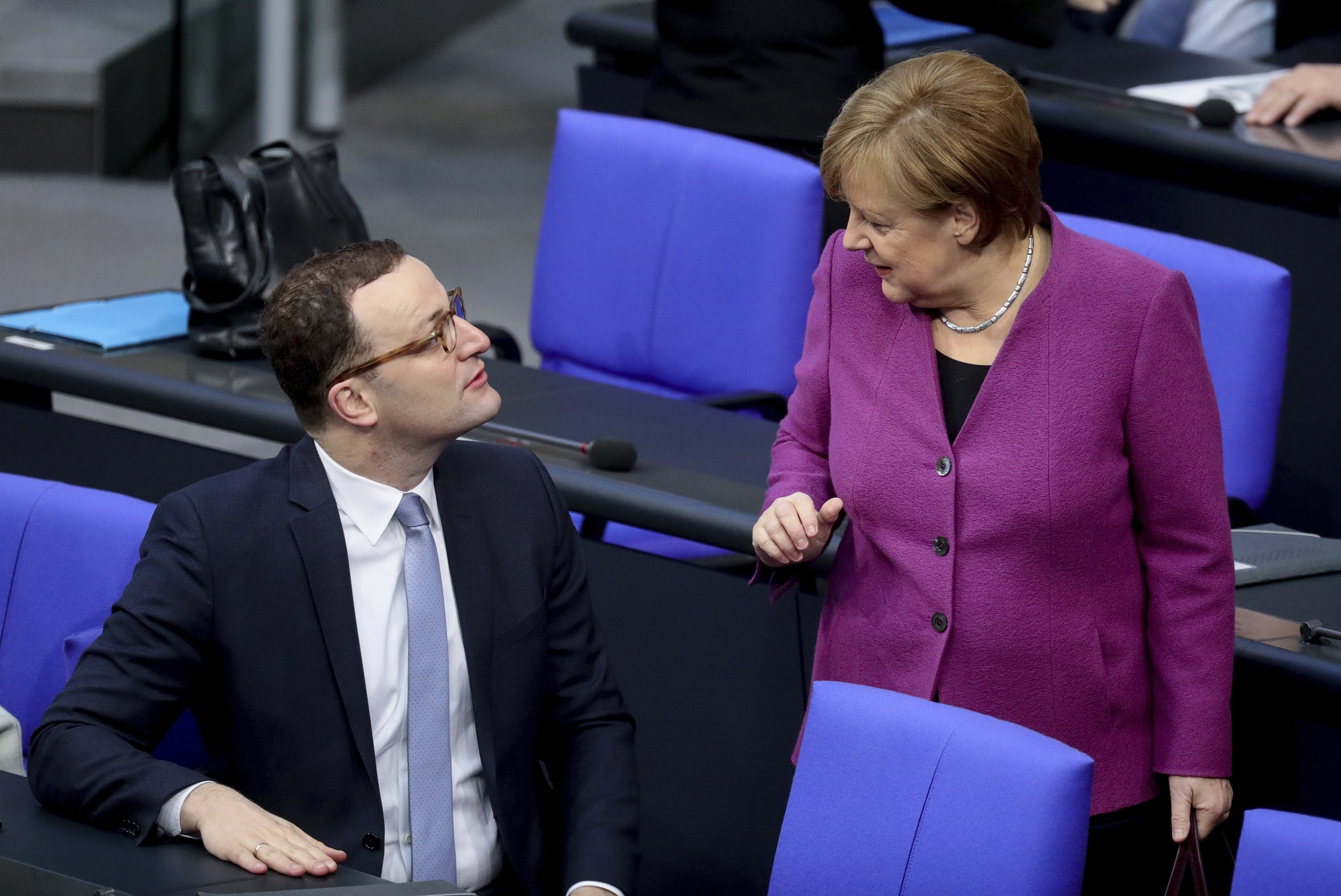Angela Merkel a ministr financí Jens Spahn, který může kancléřku nahradit v čele CDU