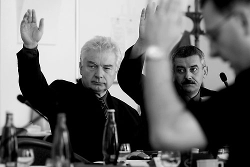 Fotografie: Kdo je proti korupci, ať zvedne ruku. (Poslanec Melčák vlevo.) Foto Ludvík Hradilek
