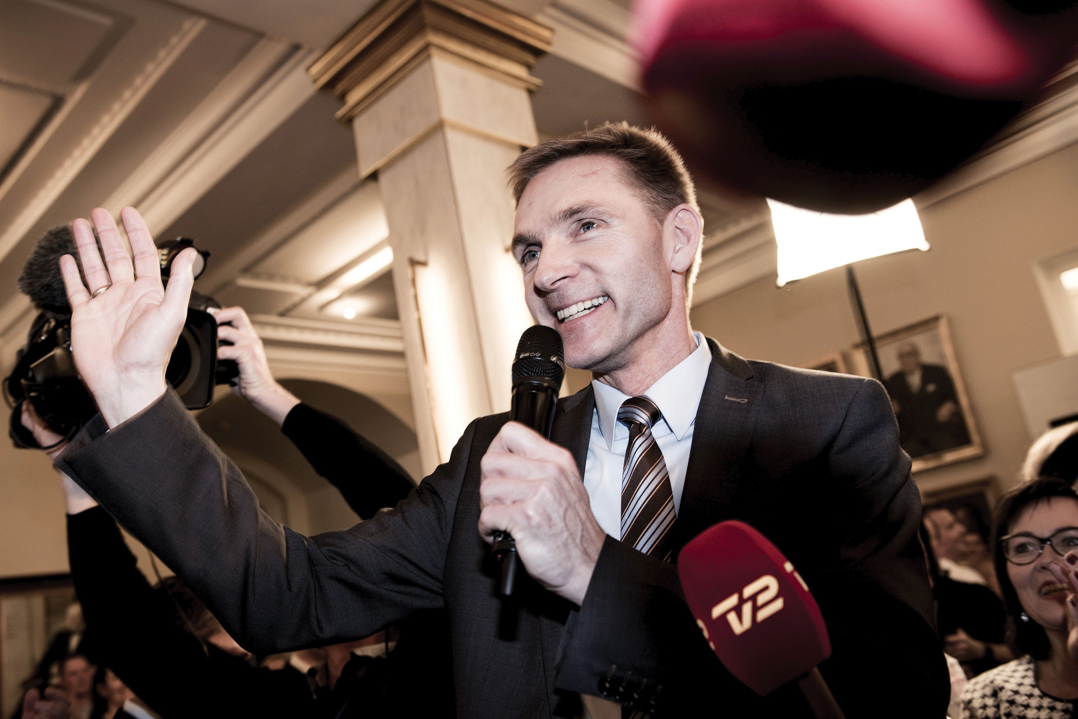 Jsme zachráněni. Zatím. (Kristian Dahl)