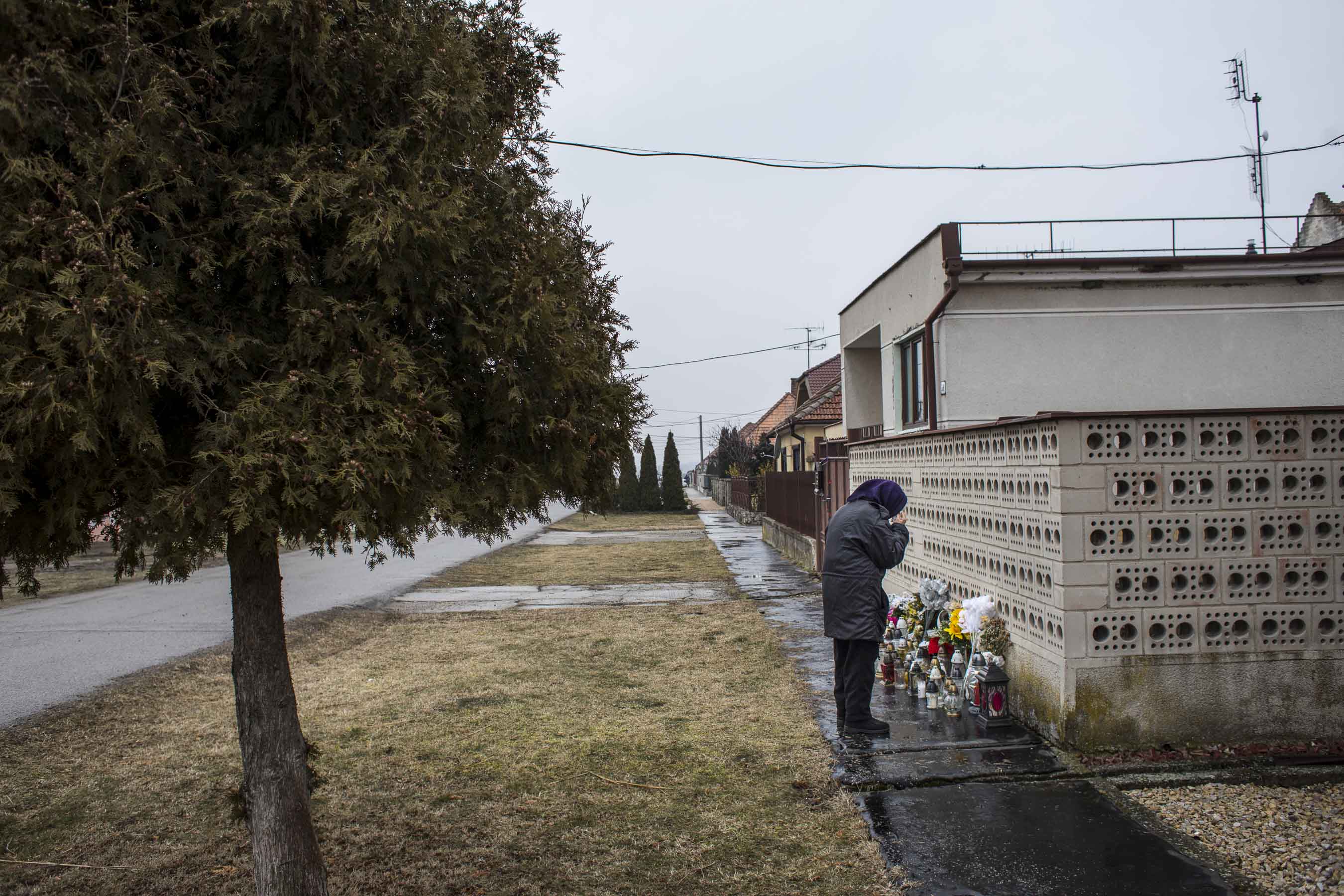 Před domem Jána Kuciaka v obci Velká Mača, kde byl zavražděn se svojí partnerkou Martinou Kušnírovou.