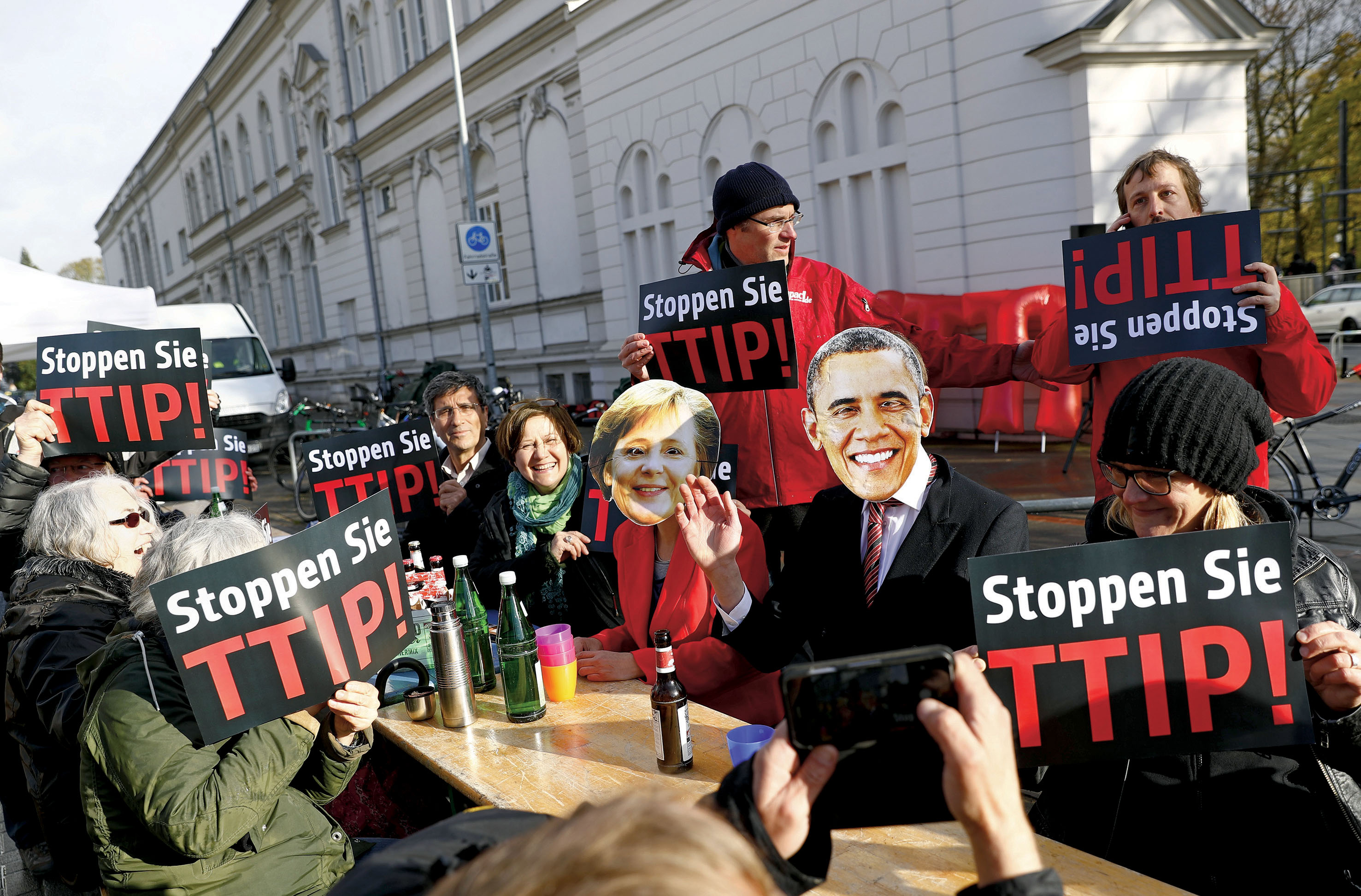 Posedíme
a sjednotíme normy.
(Demonstrace
proti smlouvě
TTIP v německém
Hannoveru)