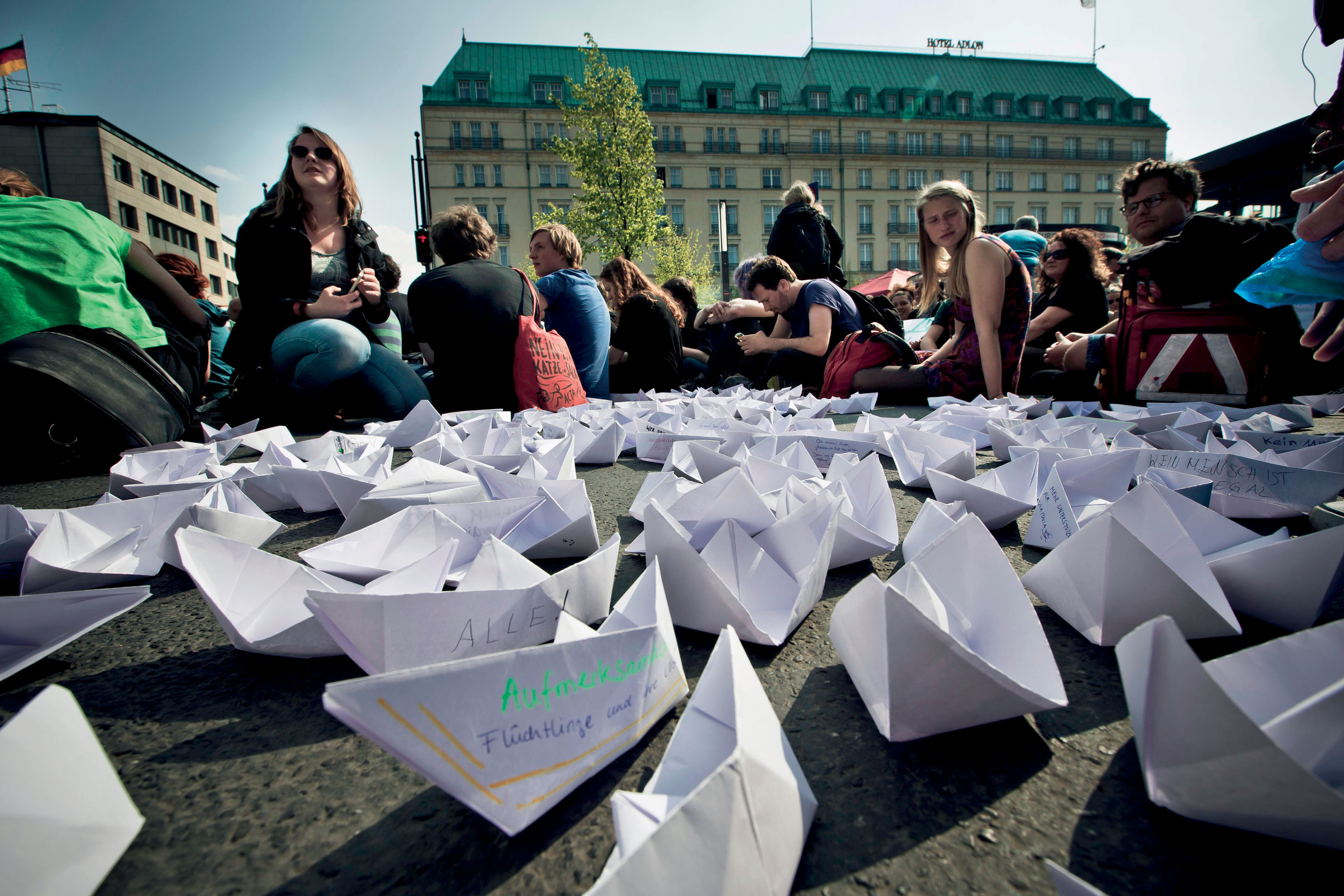 Už nikdy nečapnout za límec. (Shromáždění za utonulé migranty, Berlín)