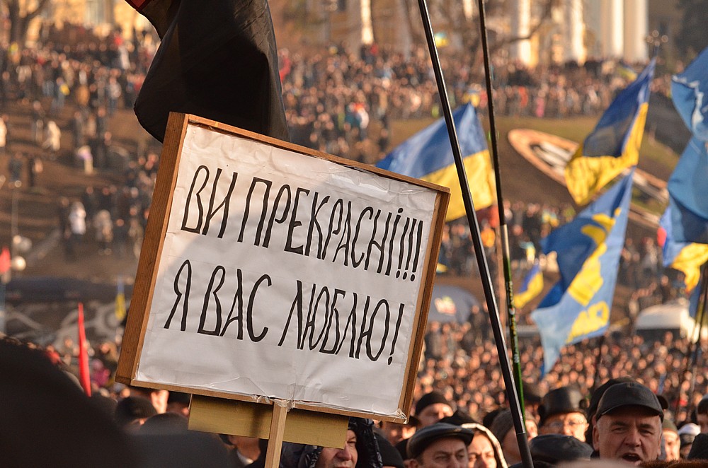 &bdquo;Jste nádherní, miluji vás,&ldquo; hlásá jeden z transparentů nad hlavami desetitisíců demonstrantů.
