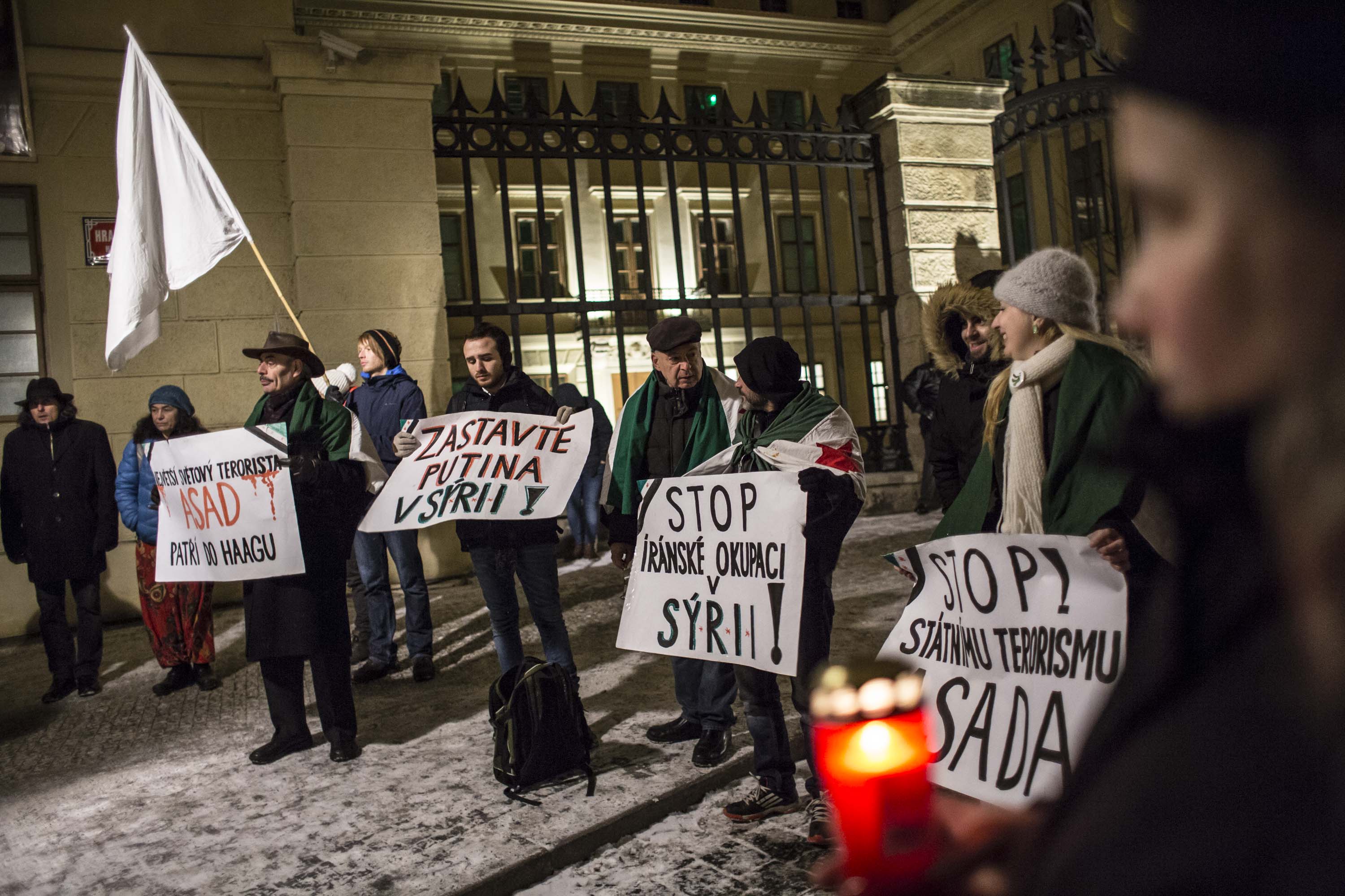 Akce svíčka pro Aleppo na Hradčanském náměstí v Praze.