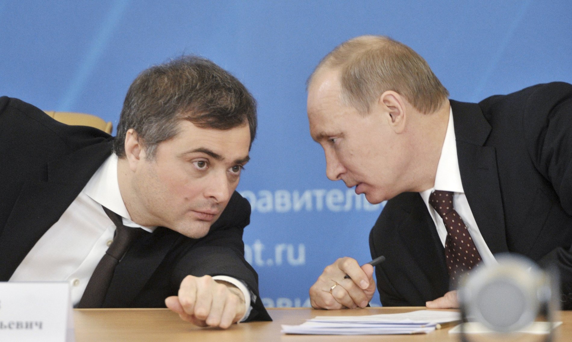 Vladimir Putin (vlevo) s dnes již bývalým vicepremiérem Vladislavem Surkovem.