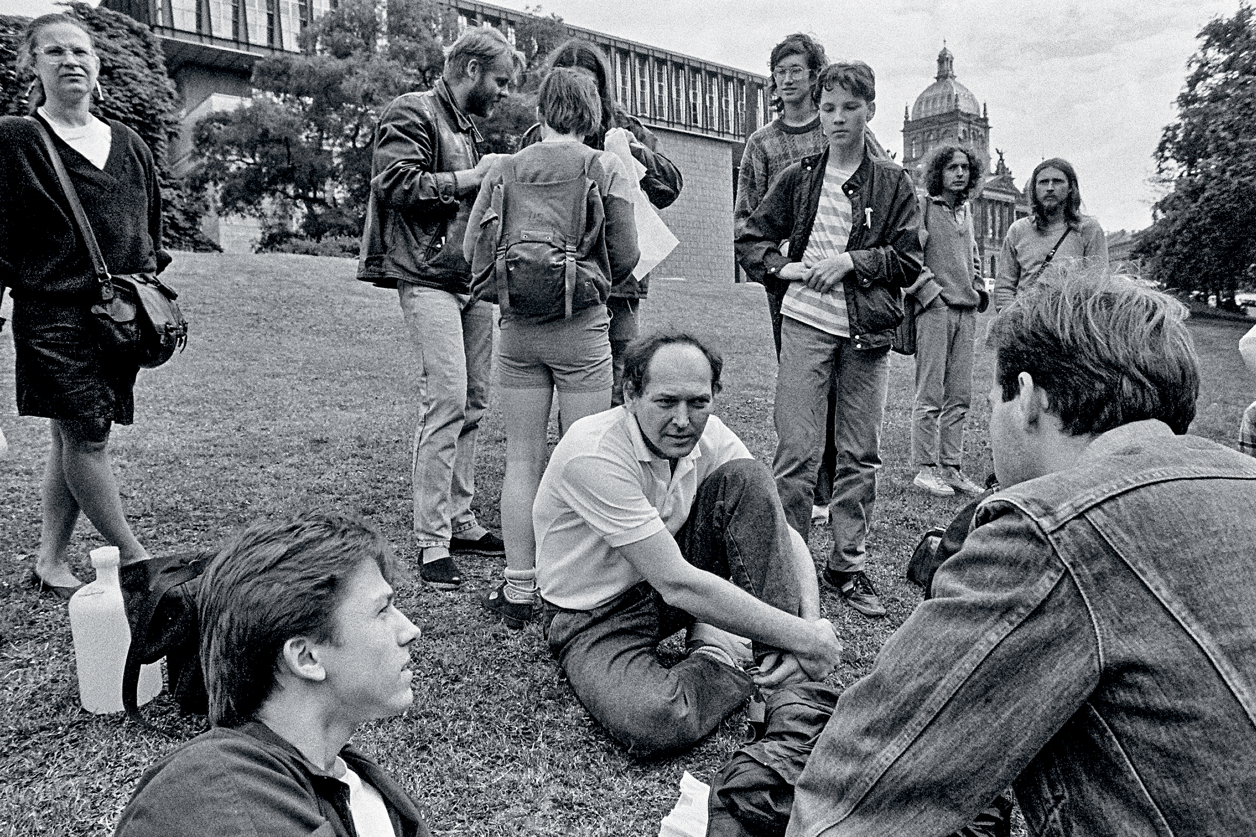 Po hladovkách, ještě v Praze. (Recesistický běh třídou Politických vězňů, léto 1989)