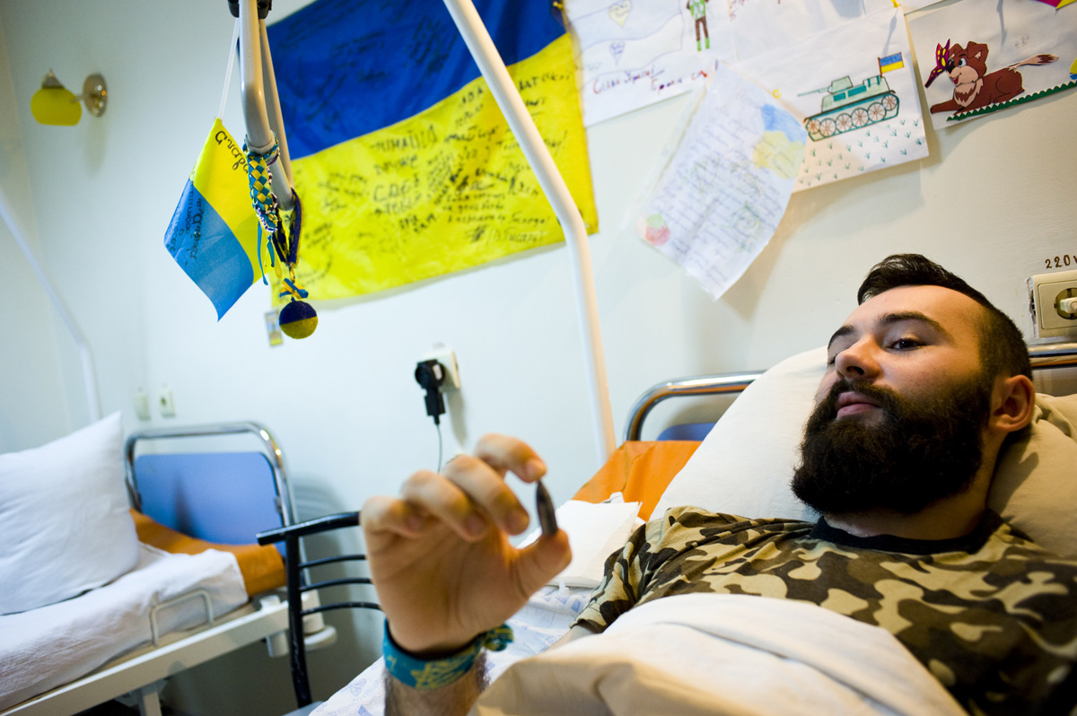 Juraj (21) se narodil v Doněcku. Své město opustil v květnu, když bylo město už několik týdnů pod částečnou kontrolou separatistů. Člen nacionalistické strany Svoboda se celé jaro účastnil proukrajinských demonstrací - mladík, ubodaný a ušlapaný v březnu při útoku na jedno takové shromáždění, byl jeho kamarád. Přidal se k batalionu Dněpr 1. Do bojů vstoupil v červenci, v říjnu jej zasáhl ostřelovač do nohy. Asi mu nezbude než pokračovat ve studiích práva, protože úplné uzdravení je zatím v nedohlednu.