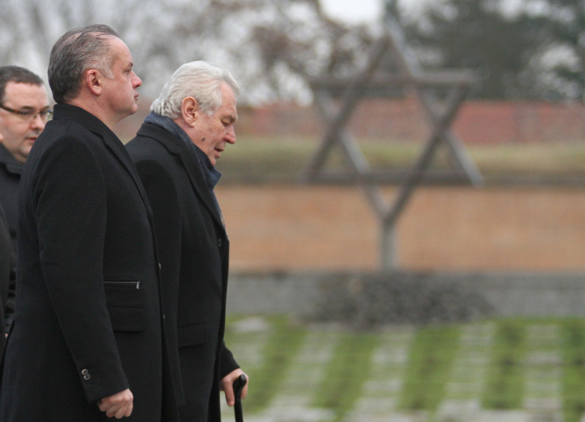 Prezident Miloš Zeman spolu se slovenským prezidentem Andrejem Kiskou uctil památku obětí holokaustu položením věnců na národním hřbitově v Terezíně. (ilustrační foto)