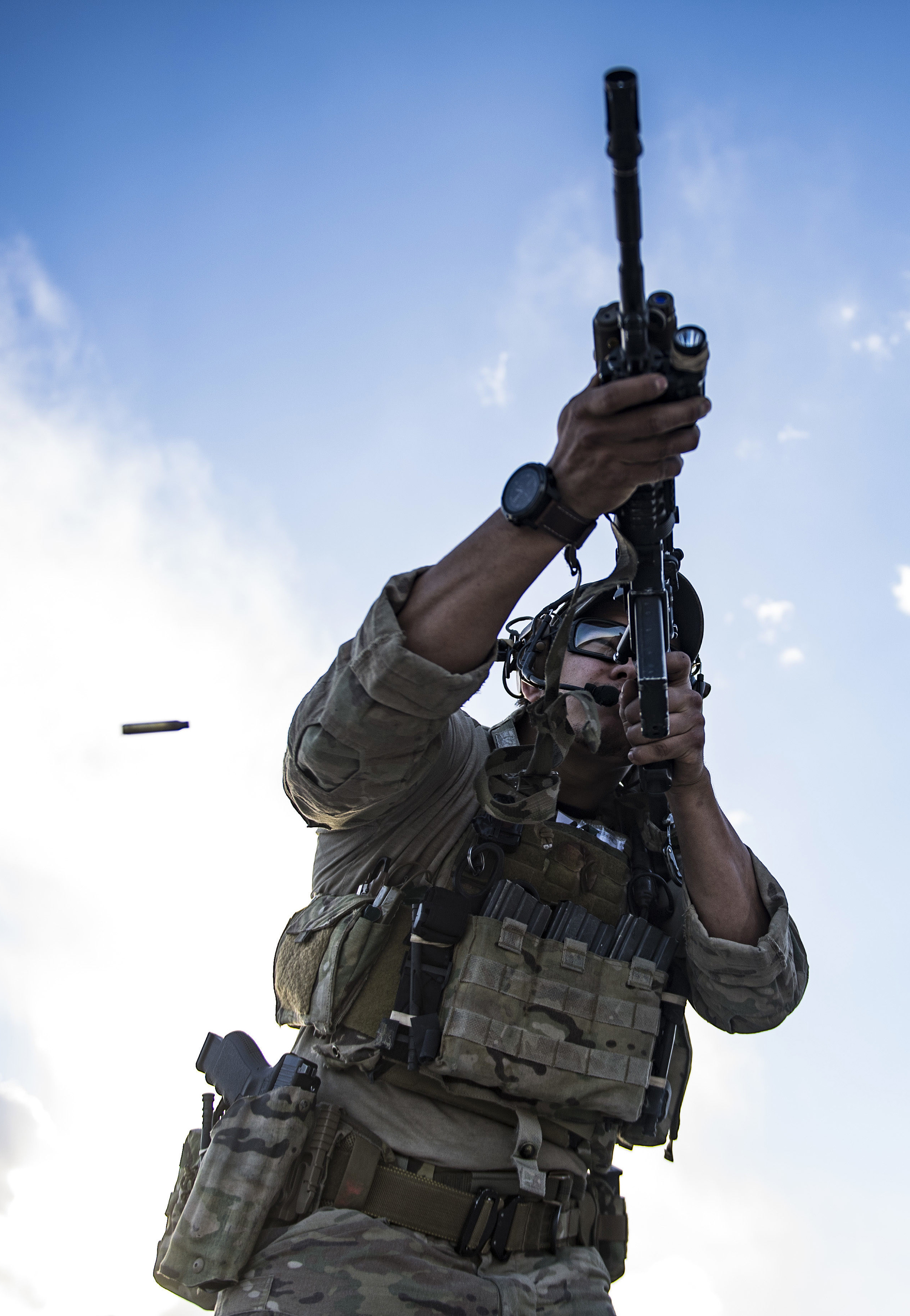 Těžiště americké síly. (Příslušník amerických zvláštních jednotek na základně Bagrám v Afghánistánu, březen 2018)
