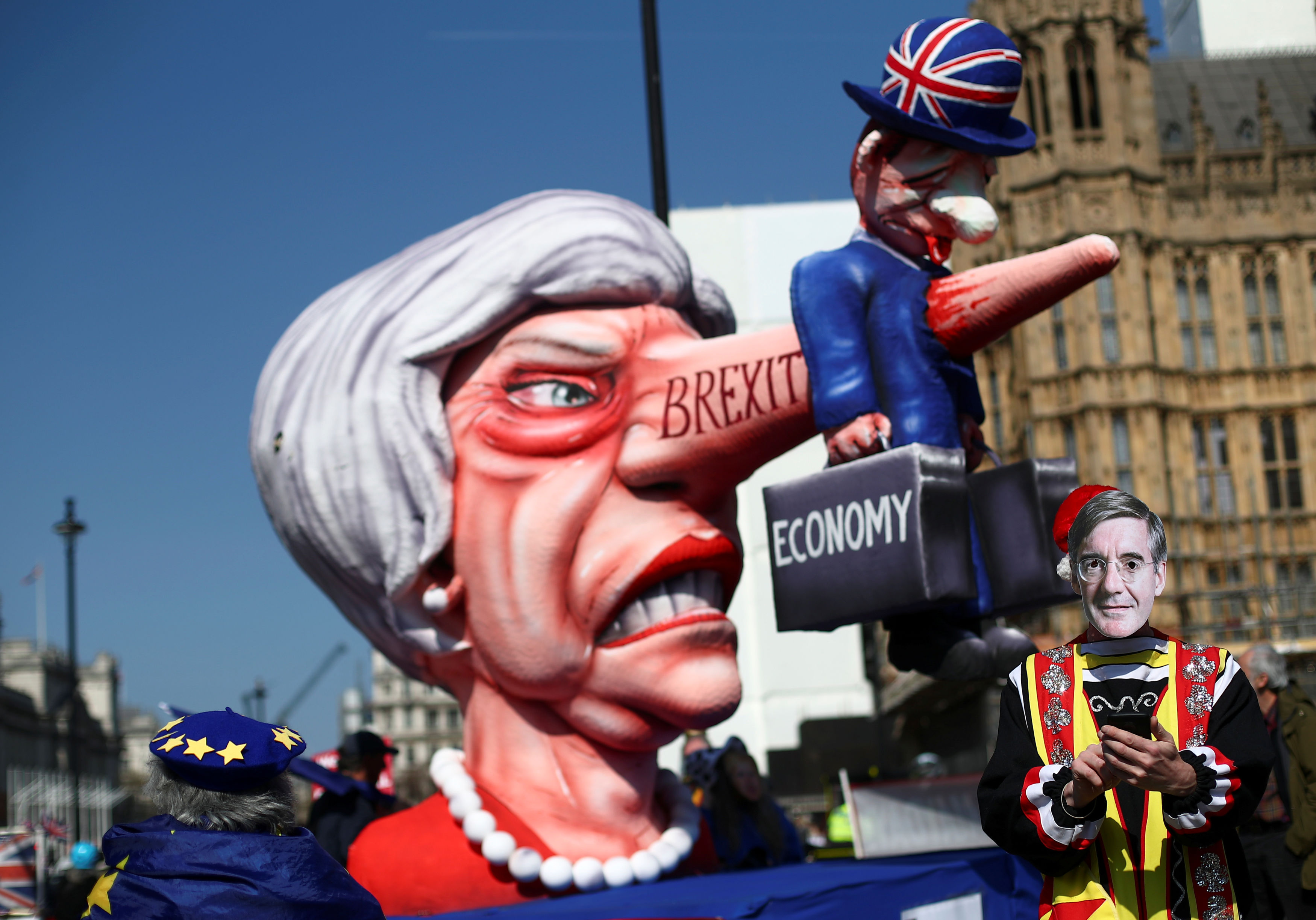 Anti-brexitoví demonstranti před britským parlamentem