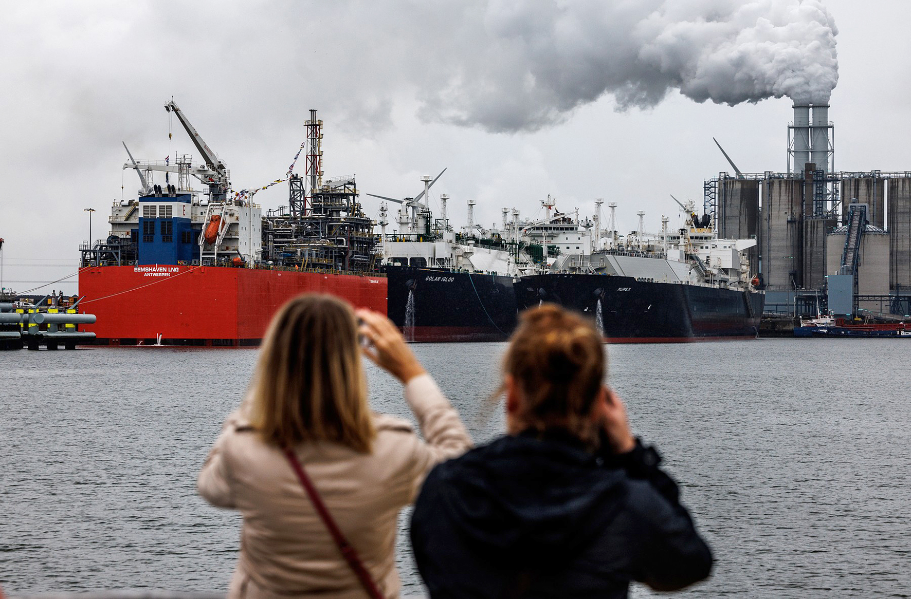 Záloha na moři. (Otevírání LNG terminálu v Nizozemsku, září 2022)