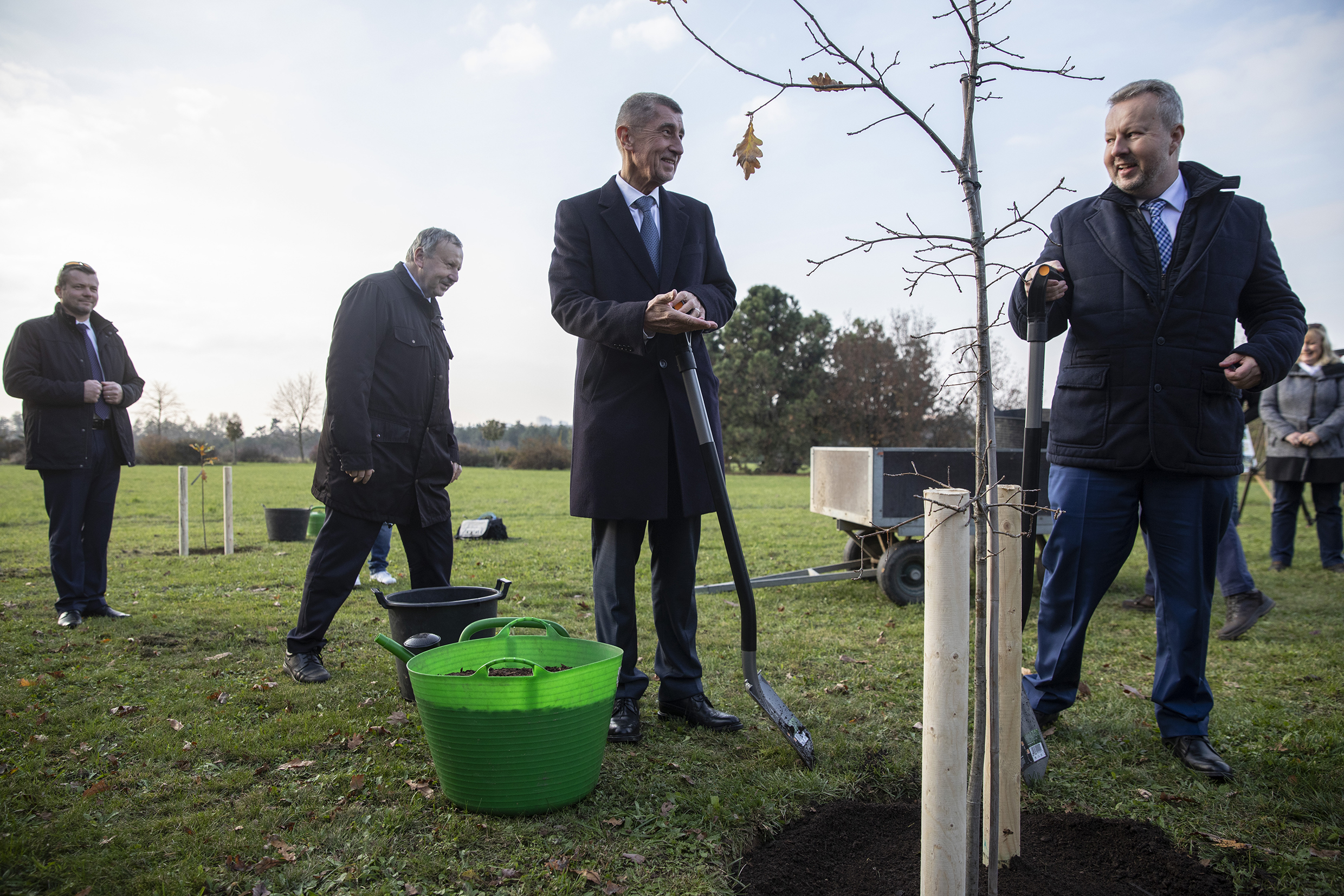 Sázení na budoucnost? (Babiš s ministrem Brabcem, Průhonice, 2019)