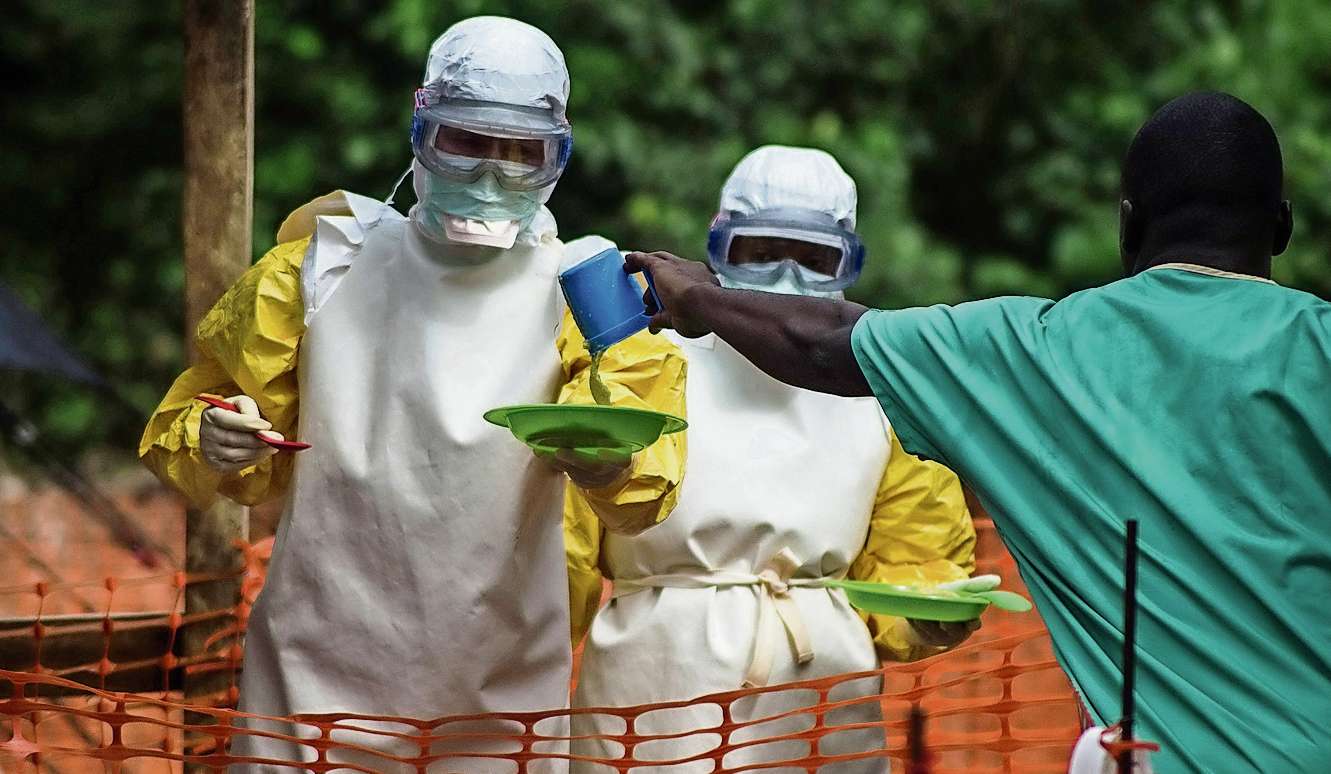 Hlavním epicentrem eboly je nyní Libérie. Evidují tam přes 450 případů. Na snímku pracovníci organizace Lékaři bez hranic připravují jídlo v jedné z izolovaných oblastí s výskytem onemocnění.