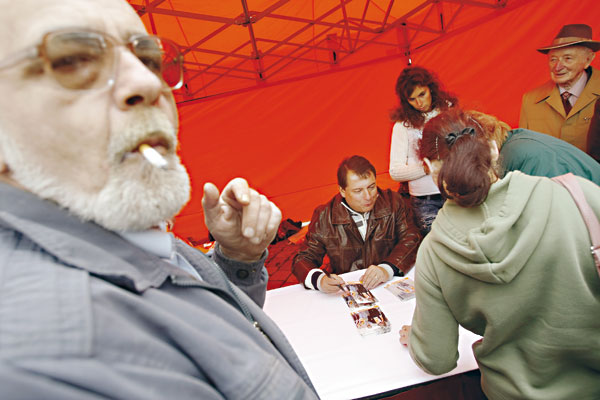 Fotografie: Nějak to zaonačíme a všechno bude zadarmo. Čestné předvolební. (Předvolební mítink ČSSD v Teplicích) - Autor: Milan Jaroš