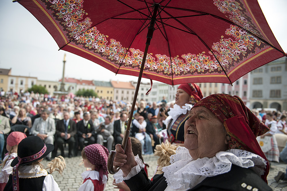 V průvodu jsou vidět většinou kroje pro mladé a svobodné - kroje pro zralé ženy i jejich nositelky jsou vzácnější