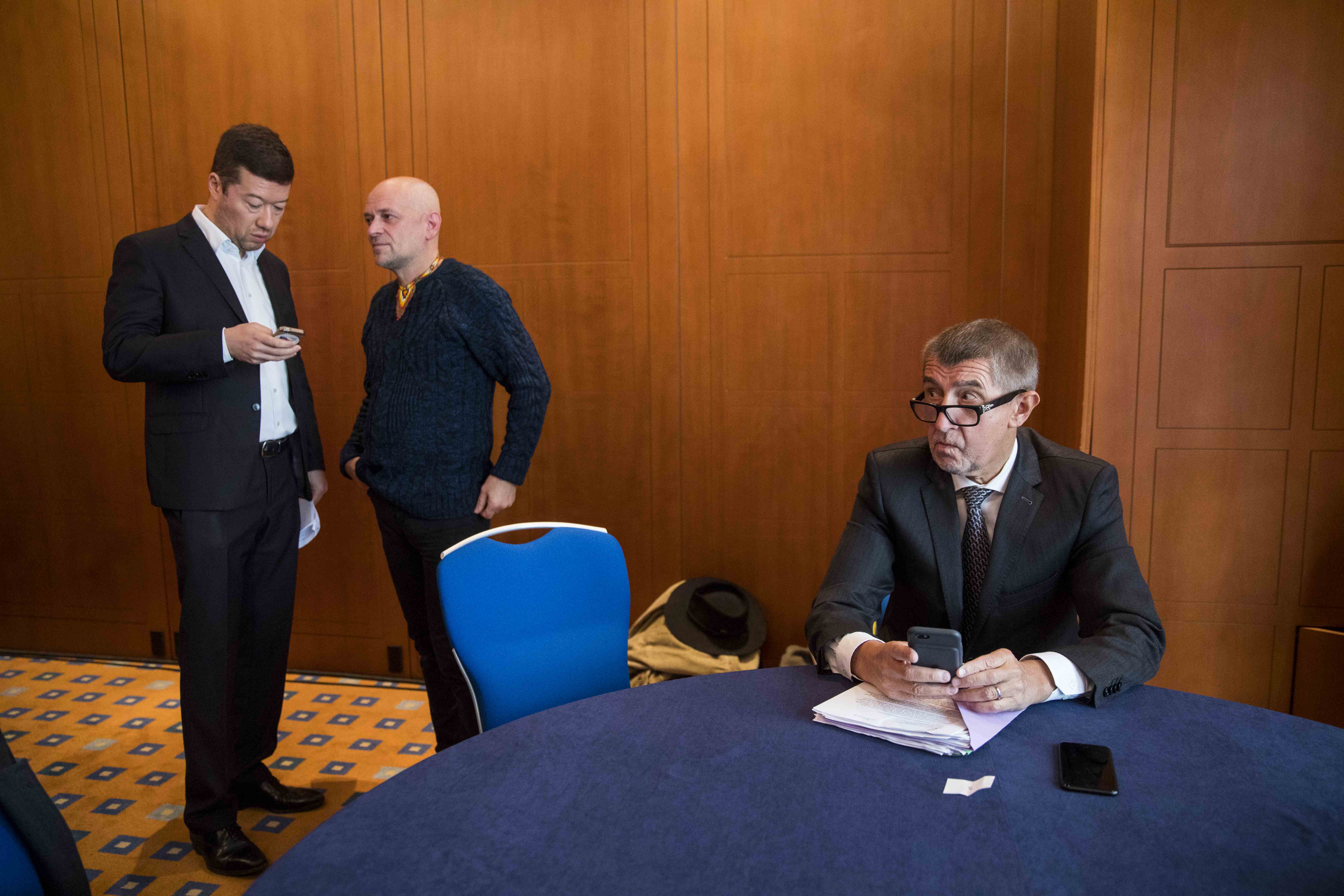 Tomio Okamura, Jaroslav Novák večerníček a Andrej Babiš před debatou idnes.cz, 10.10. 2017