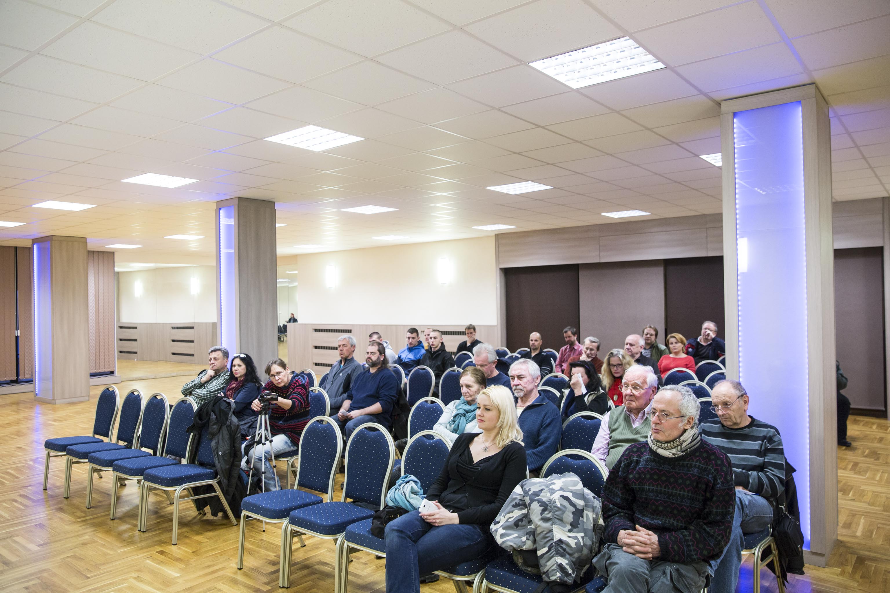 Návštěvníci debaty "Brusel je nám na nic, chceme ochranu hranic!", která se konala v Táboře v hotelu Palcát