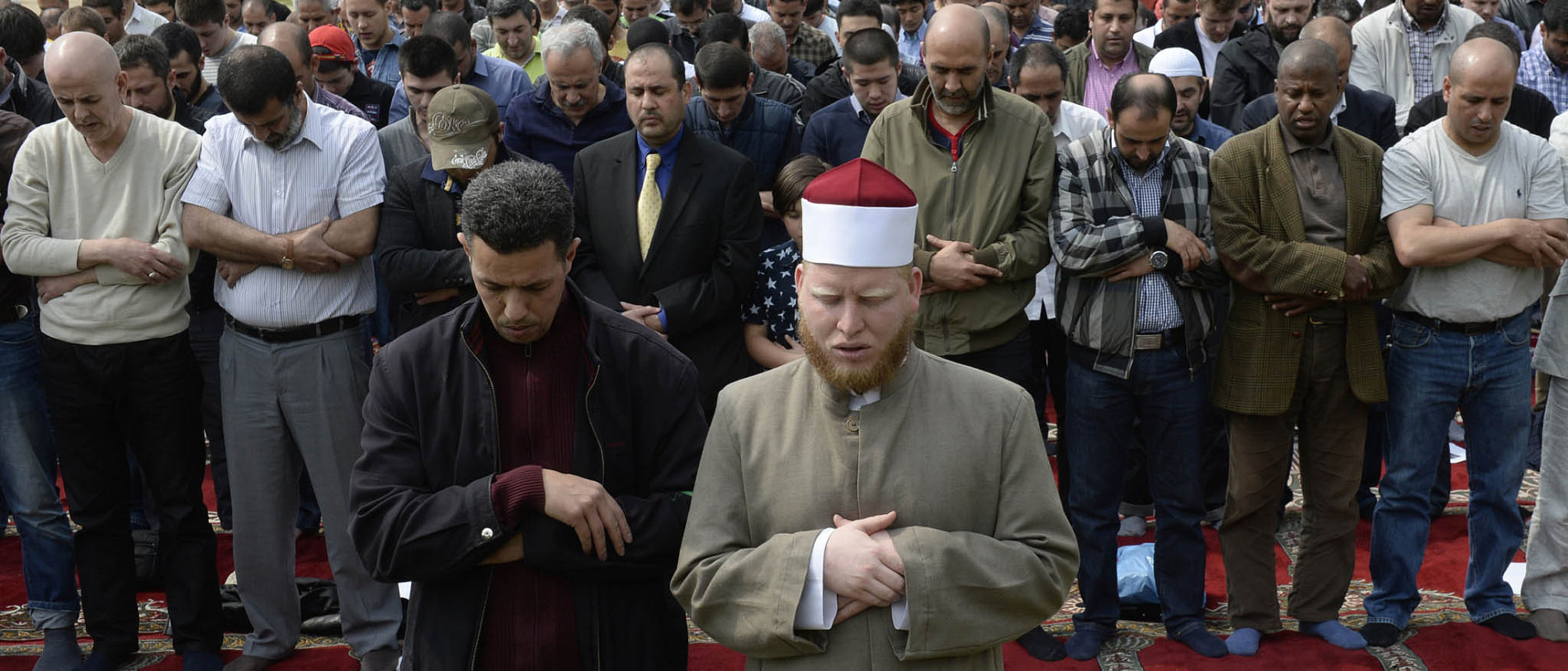 Proti policejnímu zásahu z loňského dubna protestovali muslimové v Praze modlitbou na Letné.
