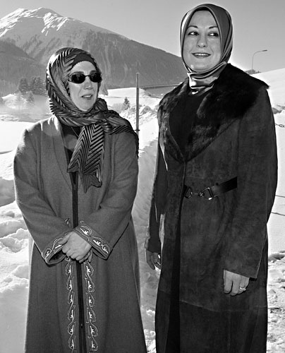 Fotografie: Nosí šátky? Pozor na ně. (Emine Erdoganová a Hayrunisa Gülová, Davos, leden 2003) - Autor: Globe Media/Reuters