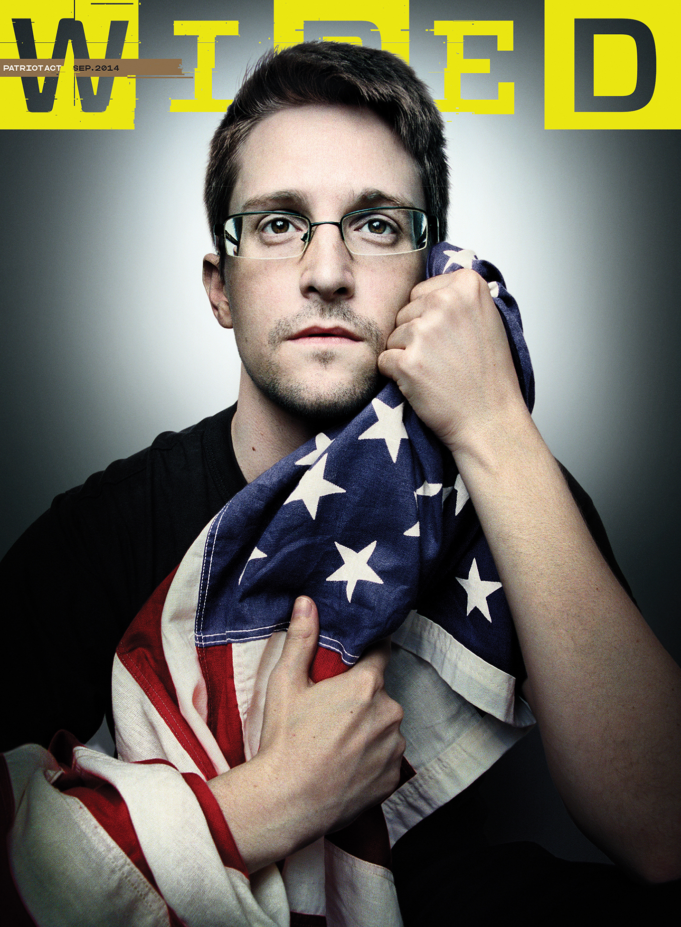 Titulní strana časopisu Wired, na které Edward Snowden objímá americkou vlajku.