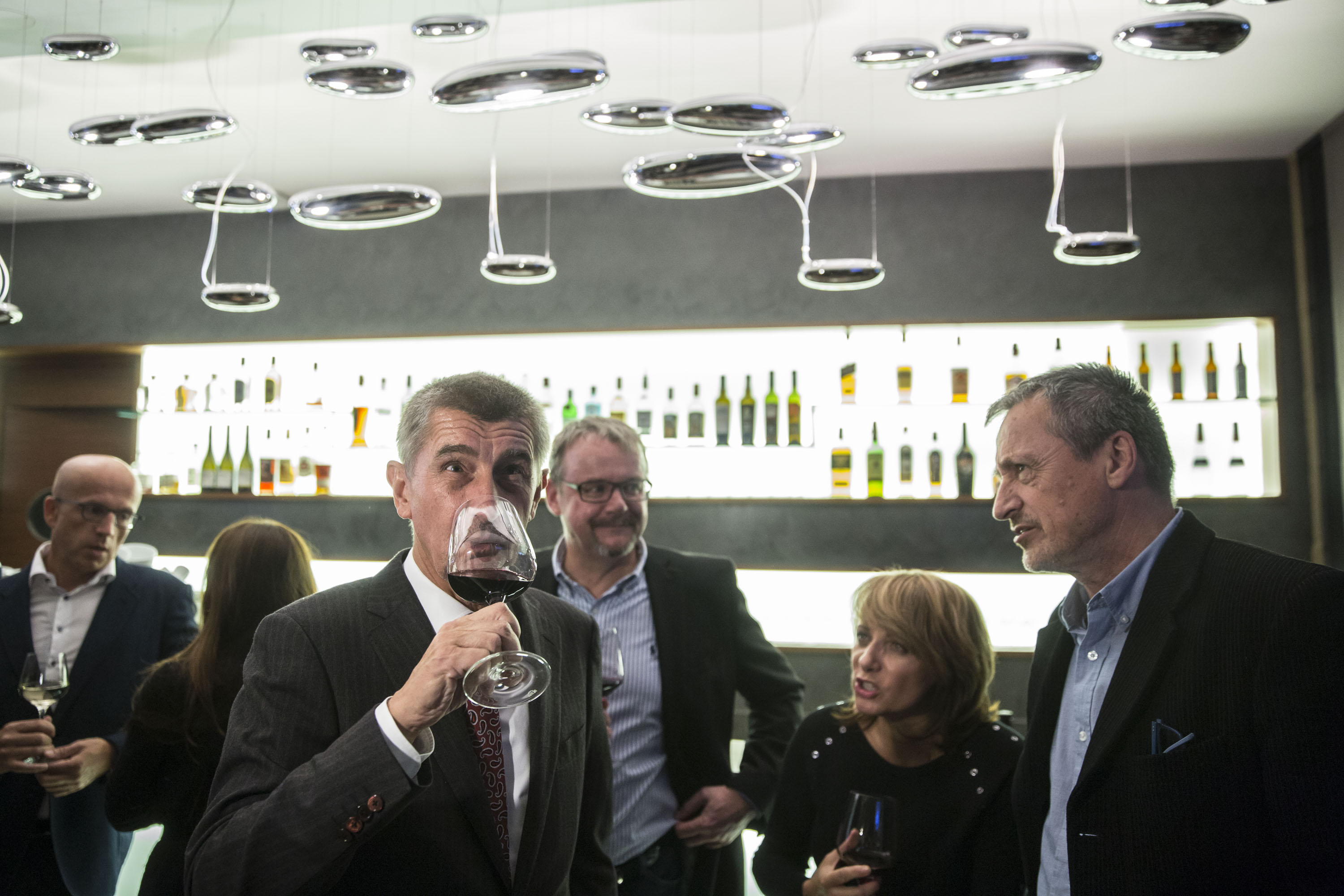 Andrej Babiš připíjí na vítězství