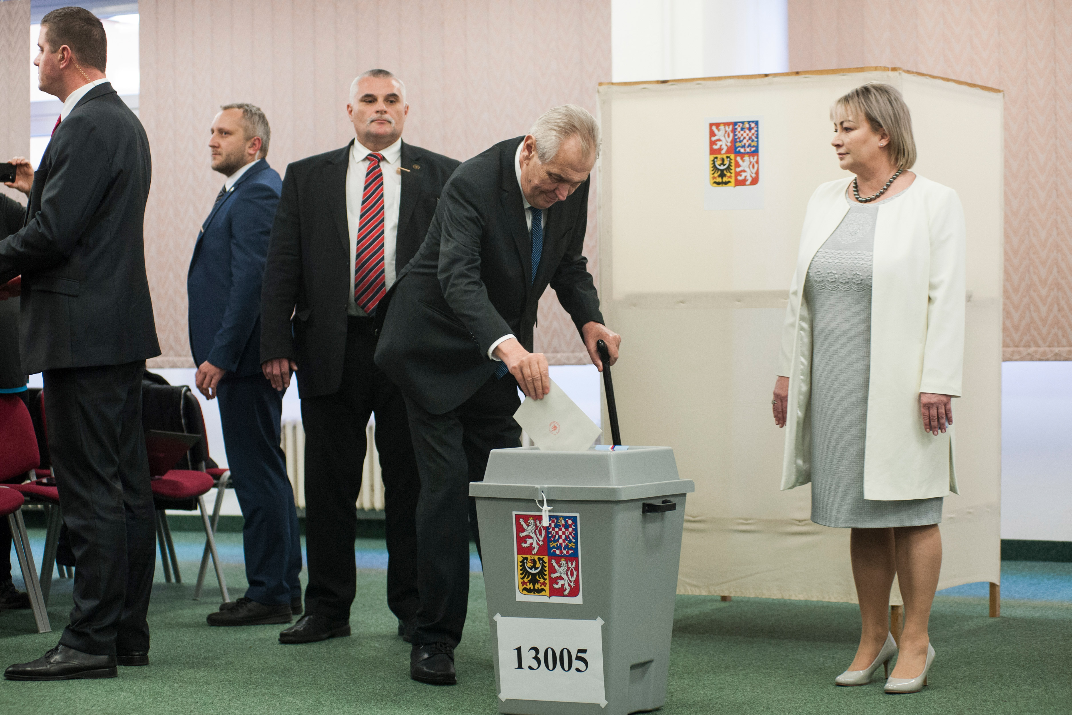 Miloš Zeman volí v 2. kole prezidentských voleb