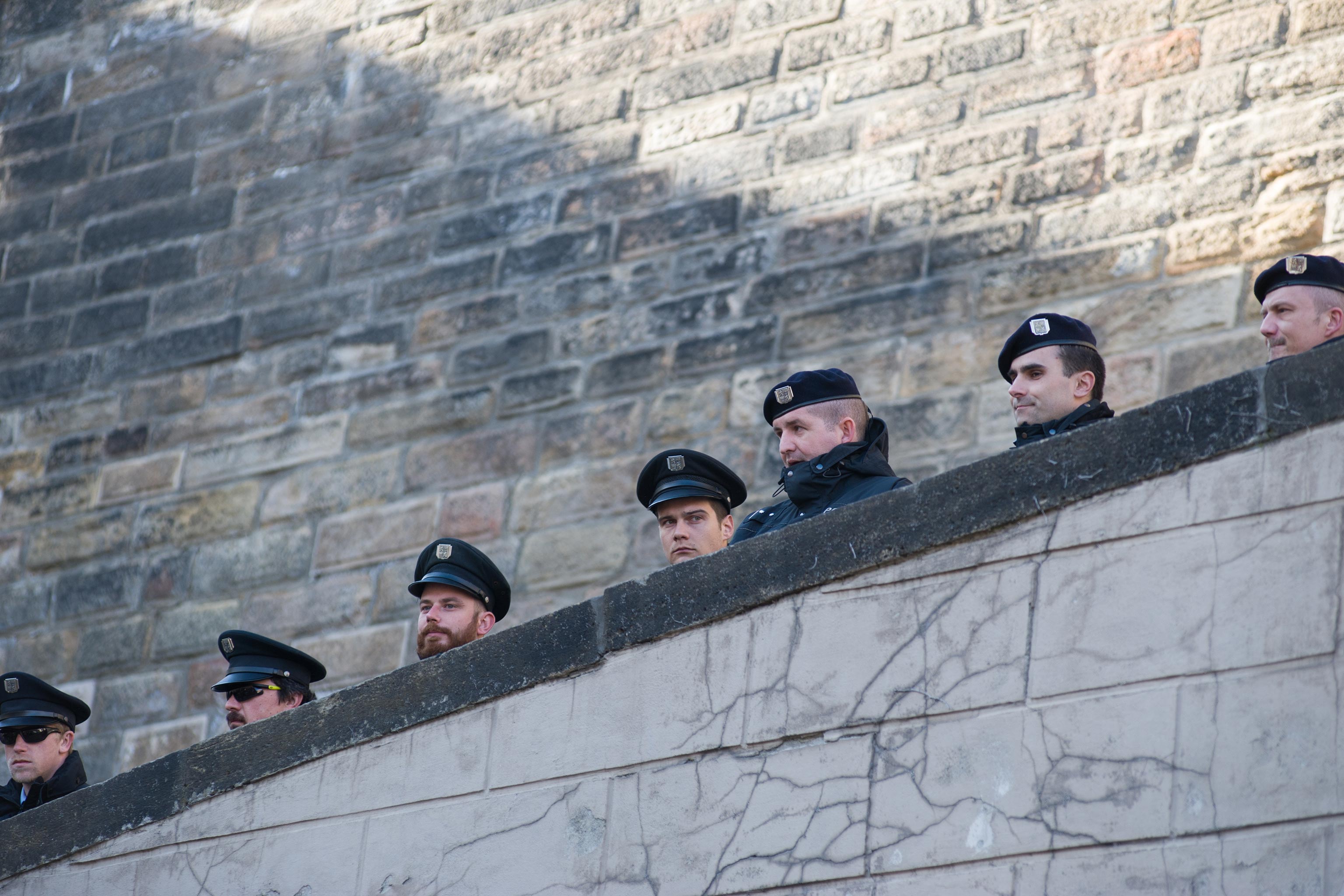 Policie před Pražským hradem.